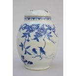 A Chinese lidded vase in blue and white porcelain, Transition style (h27cm) (*)