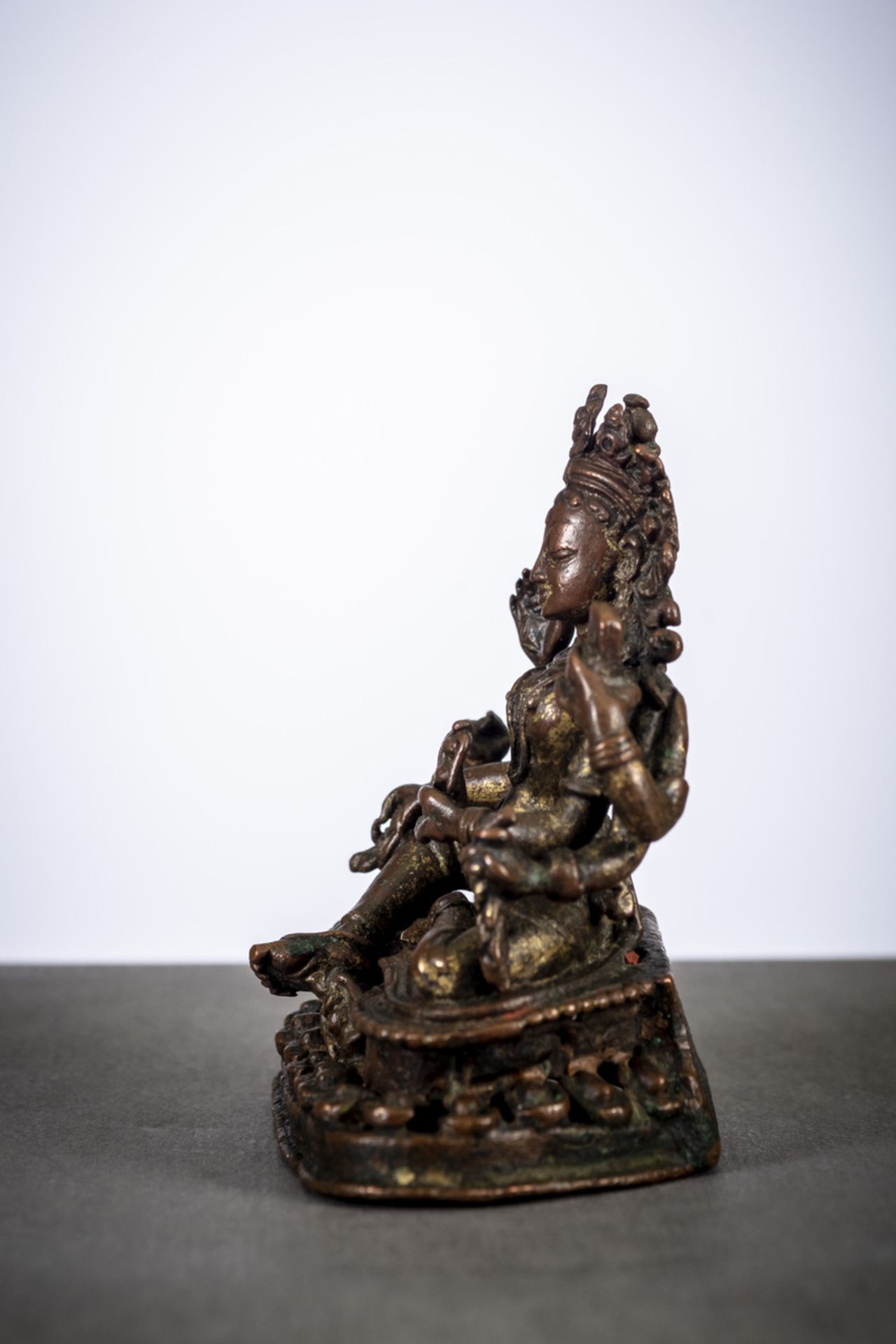 Nepalese statue in gilt bronze 'Vasudhara', 17th/18th century (6.5x5.5x4cm) - Image 4 of 5