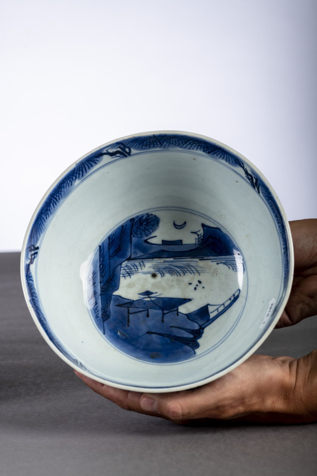 A Chinese bowl in blue and white porcelain 'immortals', marked, 17th century (dia20cm) - Image 8 of 9