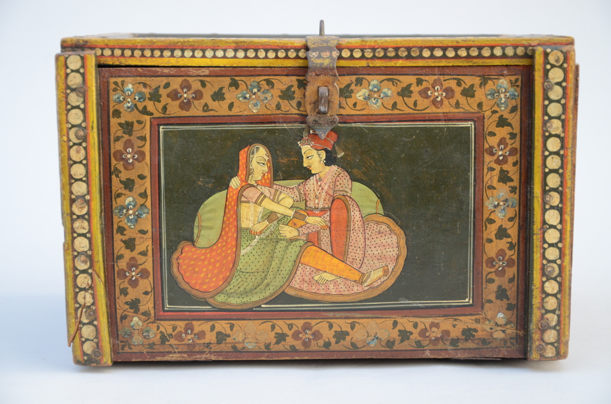 An Indian cabinet with romantic scenes (19x19x22cm) (*)