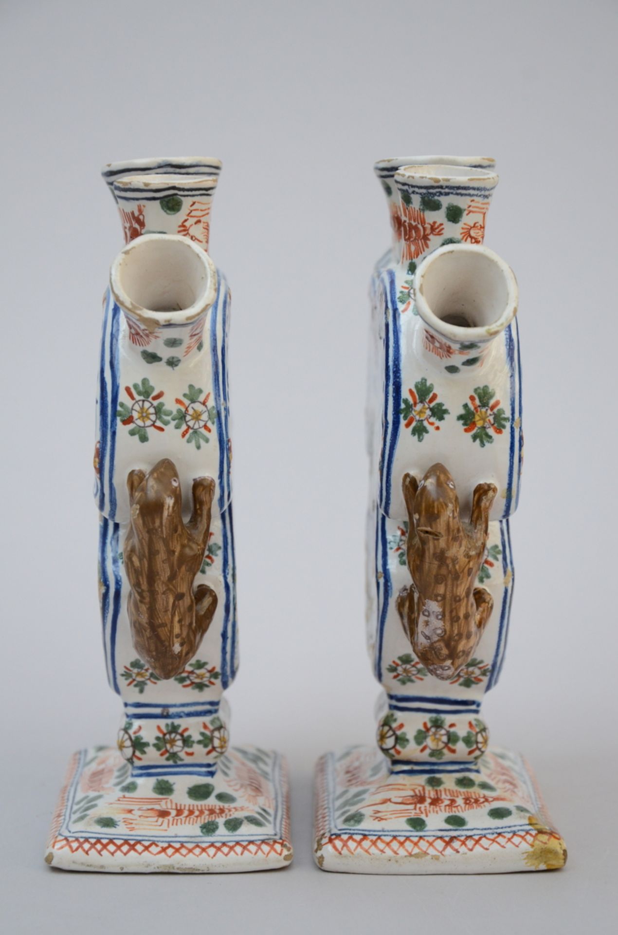 A pair of polychrome tulip vases in faience (21x19x7cm) (*) - Image 3 of 7