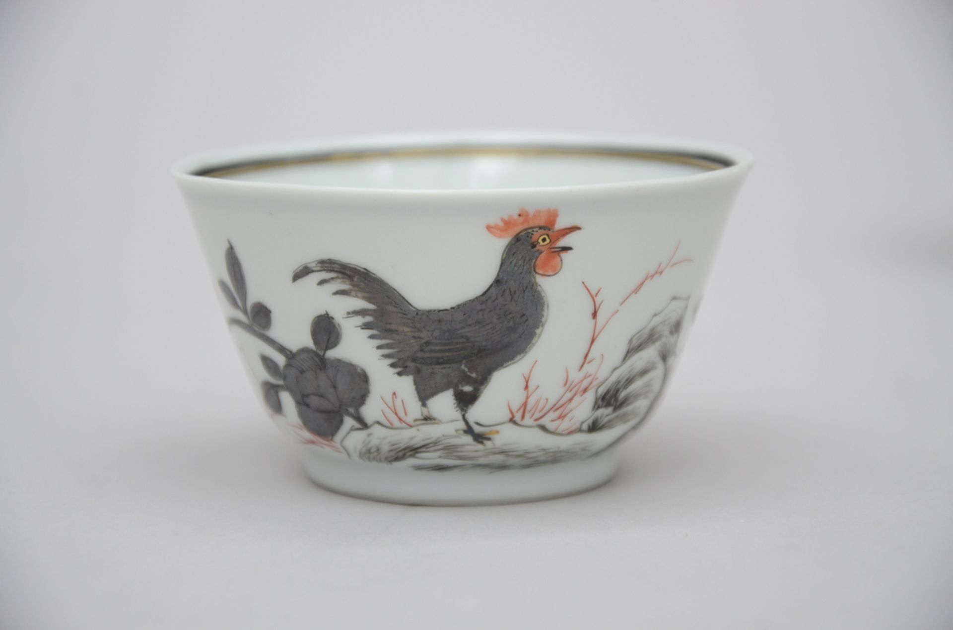 Lot: 5 cups in 4 dishes in Chinese porcelain 'rooster', 18th century (h4.7) (dia12cm) (*) - Bild 4 aus 4