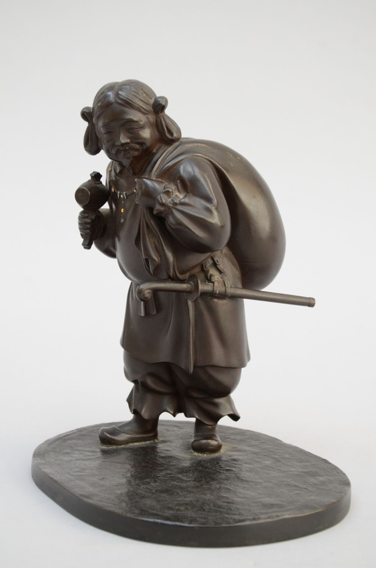 Japanese bronze sculpture 'traveler', signed (h22.5cm)(*)