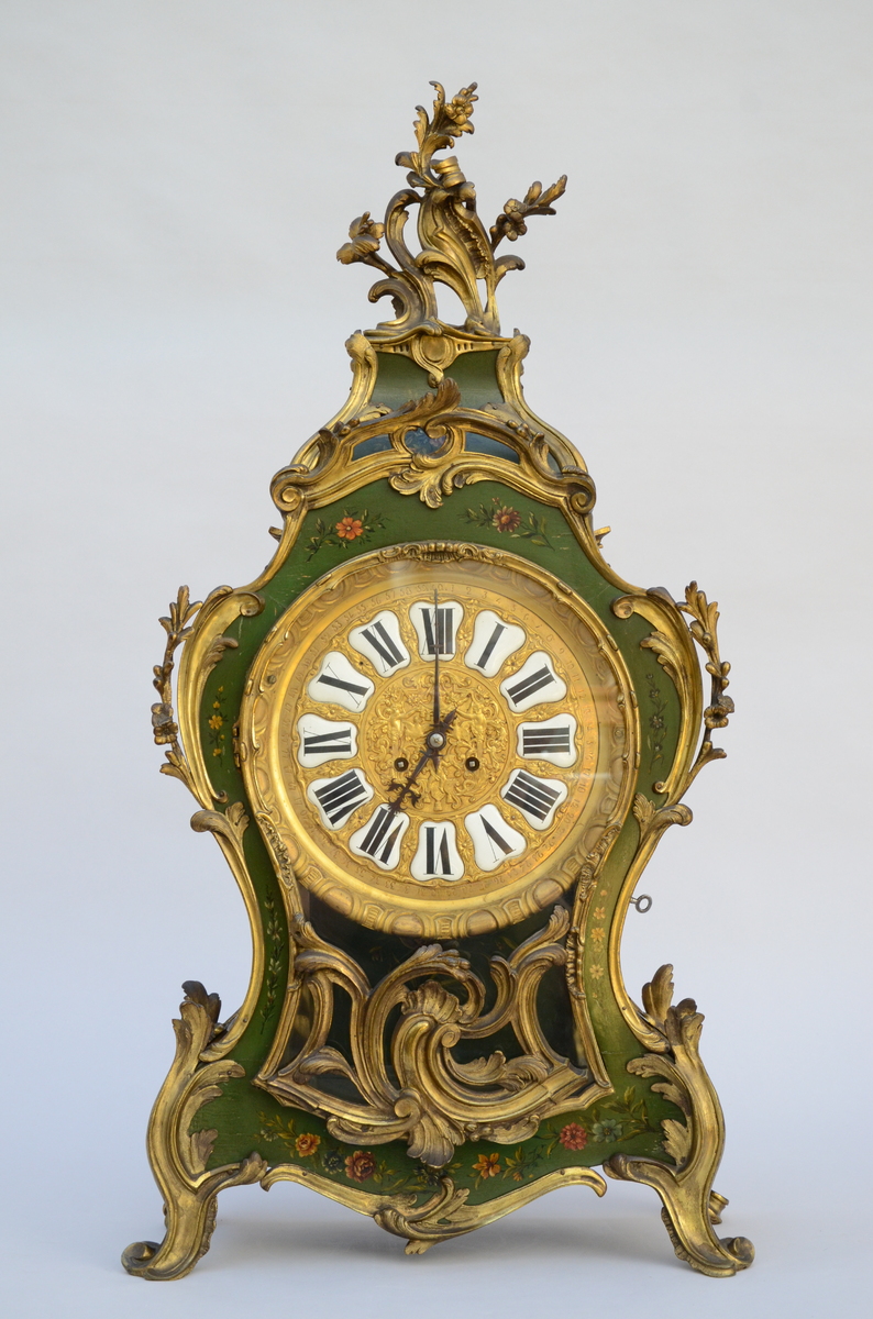 A Louis XV style cartel clock in vernis Martin (h90cm)