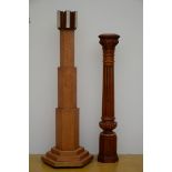 Lot: art deco foot and a column in walnut (h150 and 130cm) (*)