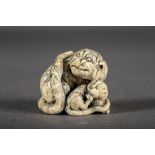 A Japanese netsuke 'tiger and cub', signed (4x4x4.5cm)