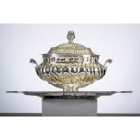 A large silver soup tureen with tray (32x37x22cm) (40x59cm)
