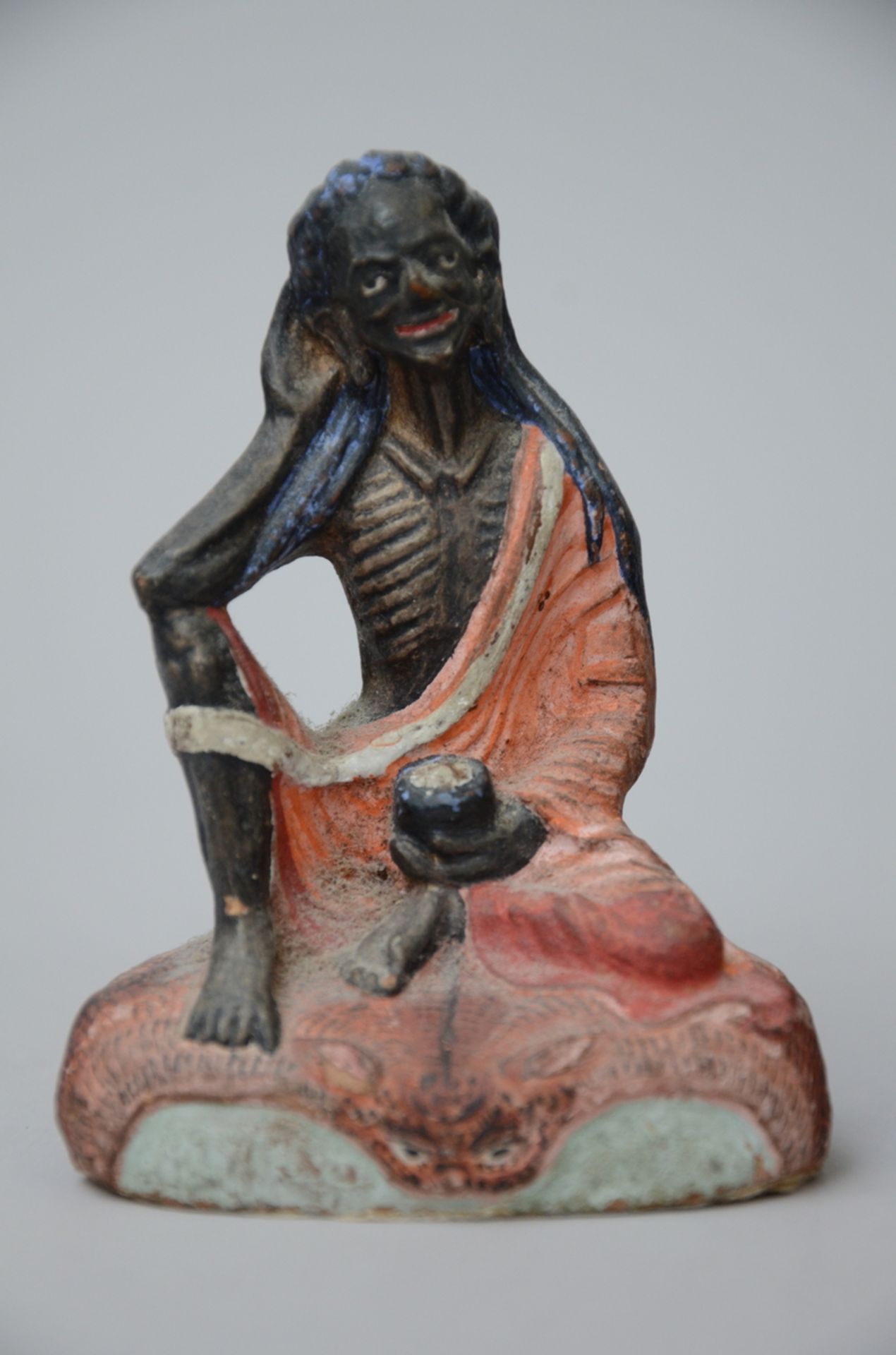 Lot: Tibetan clay sculpture 'Milarepa' (h9.5cm) + a tsatsa plaque (9x7.5cm) - Bild 3 aus 5