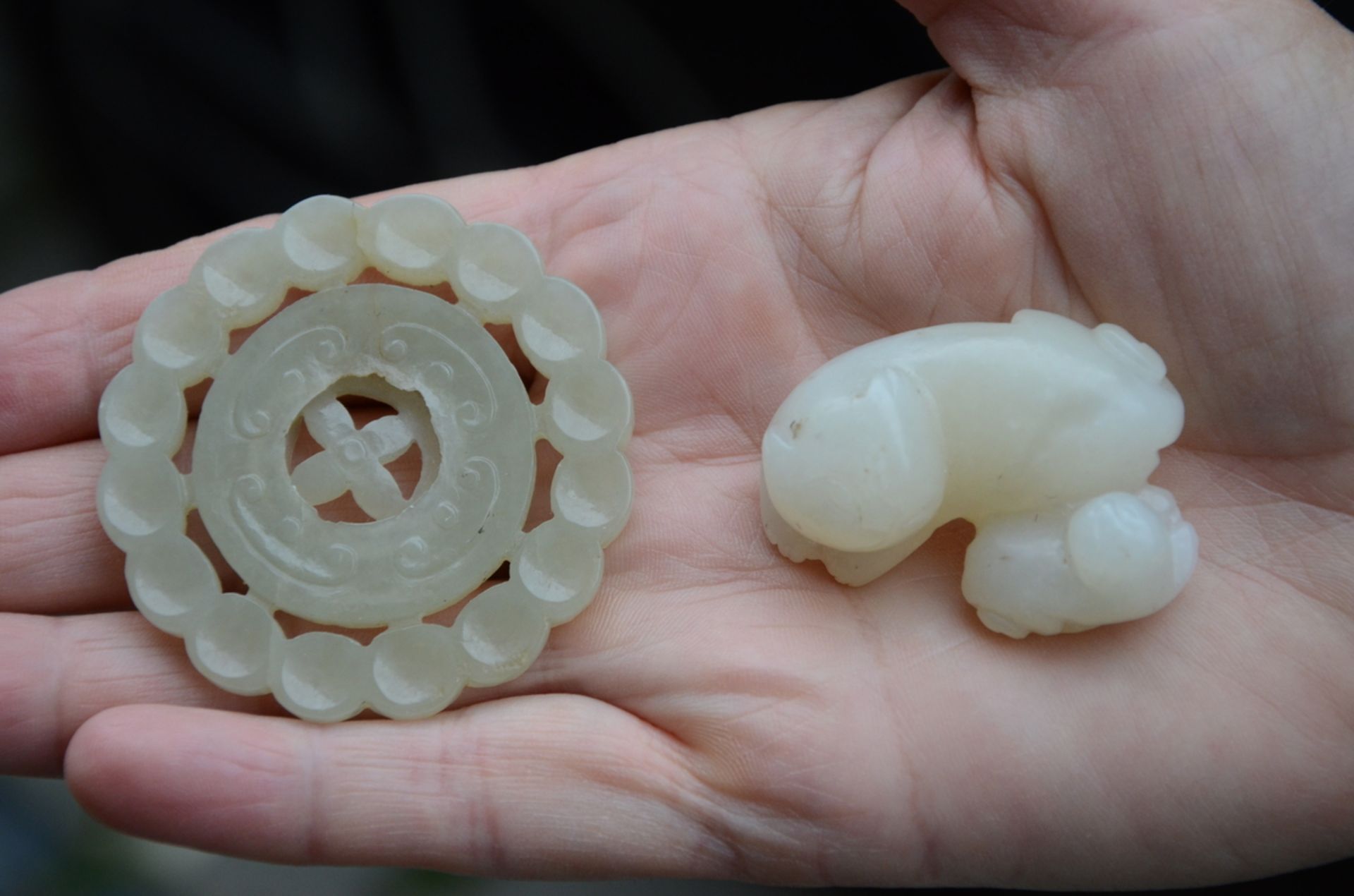 Lot: 2 Chinese sculptures in jade 'tiger with cub' (2x3x4cm) and bi disc (dia 5.5cm) (*) - Image 3 of 5
