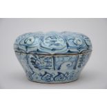 A Vietnamese lidded box in blue and white porcelain (h7.5x13cm) (*)