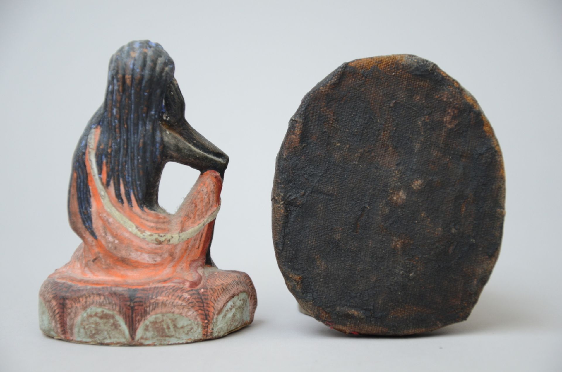 Lot: Tibetan clay sculpture 'Milarepa' (h9.5cm) + a tsatsa plaque (9x7.5cm) - Bild 4 aus 5