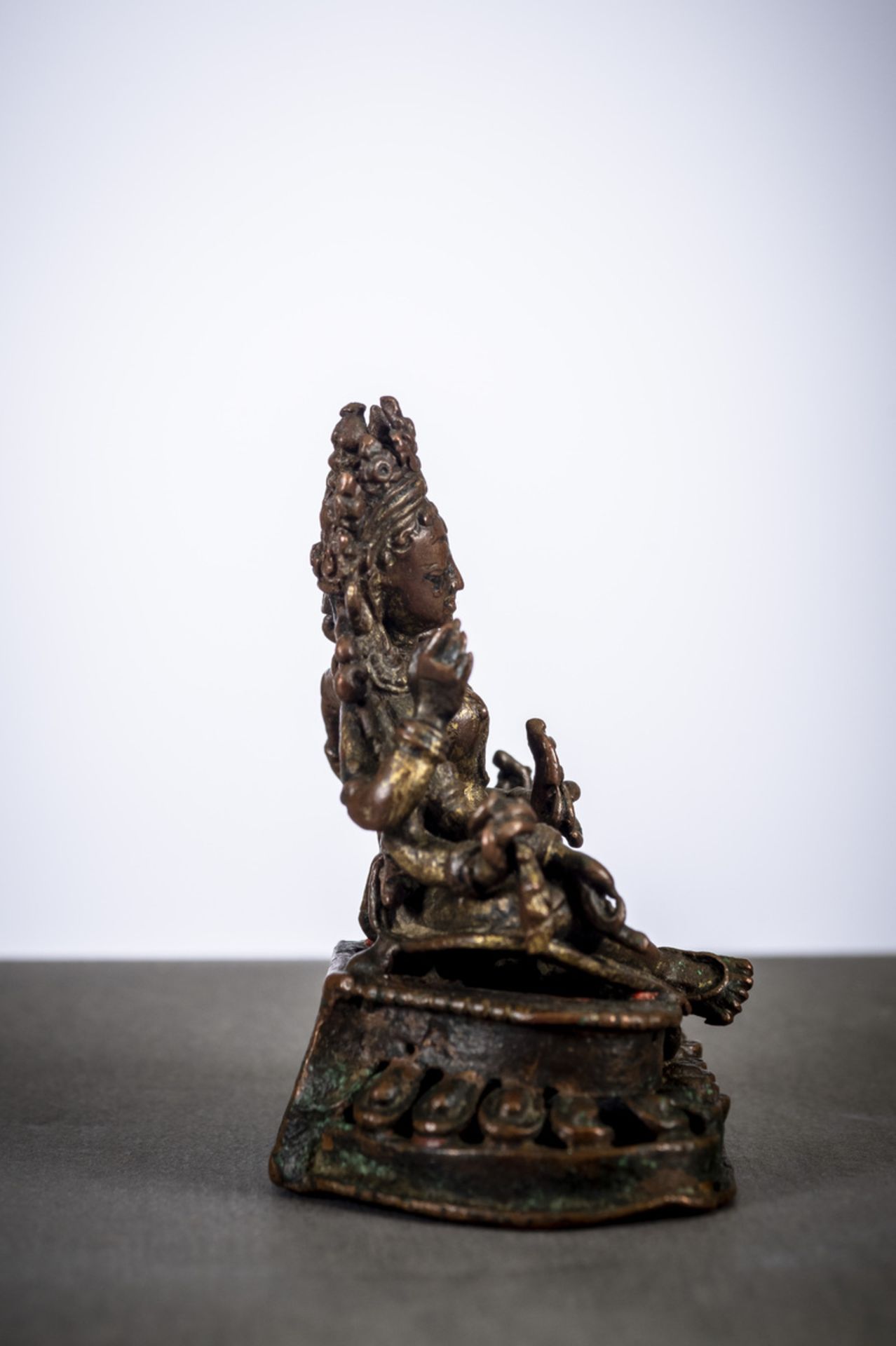 Nepalese statue in gilt bronze 'Vasudhara', 17th/18th century (6.5x5.5x4cm) - Image 2 of 5