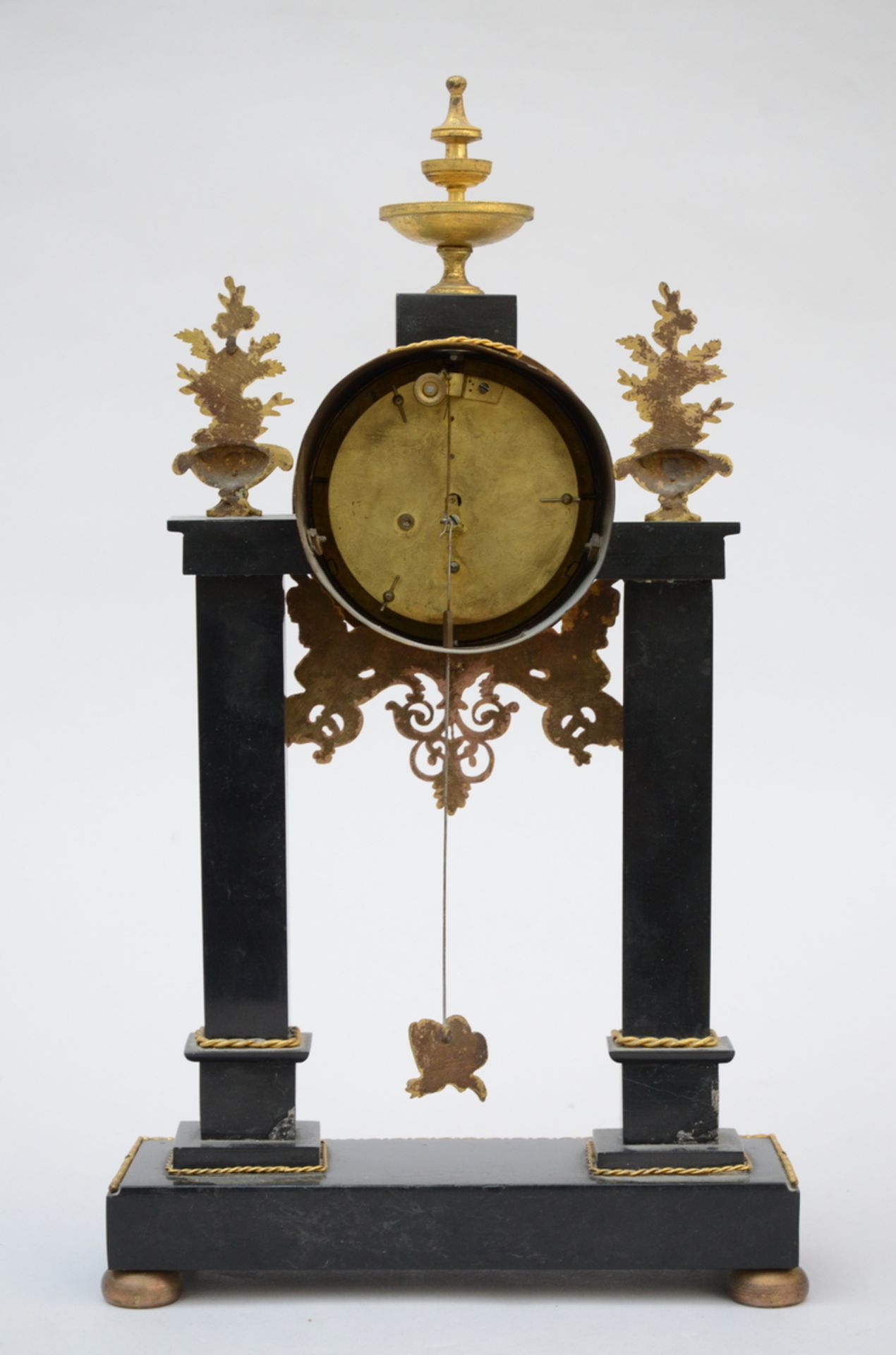 Louis XVI clock in black marble and bronze (46x26x8cm) - Image 3 of 5