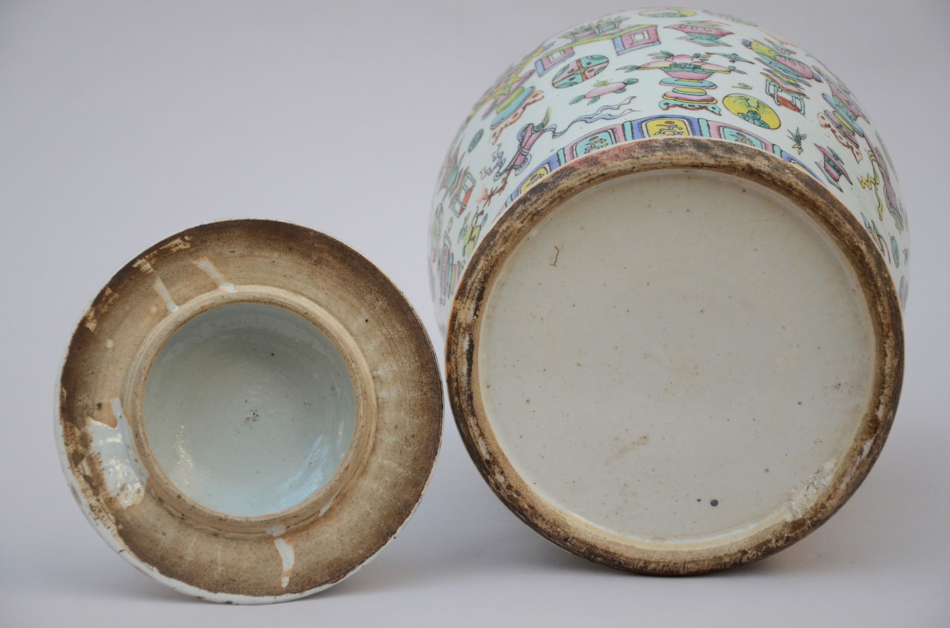 A Chinese porcelain lidded vase 'antiquities' (h44cm) (*) - Bild 3 aus 4