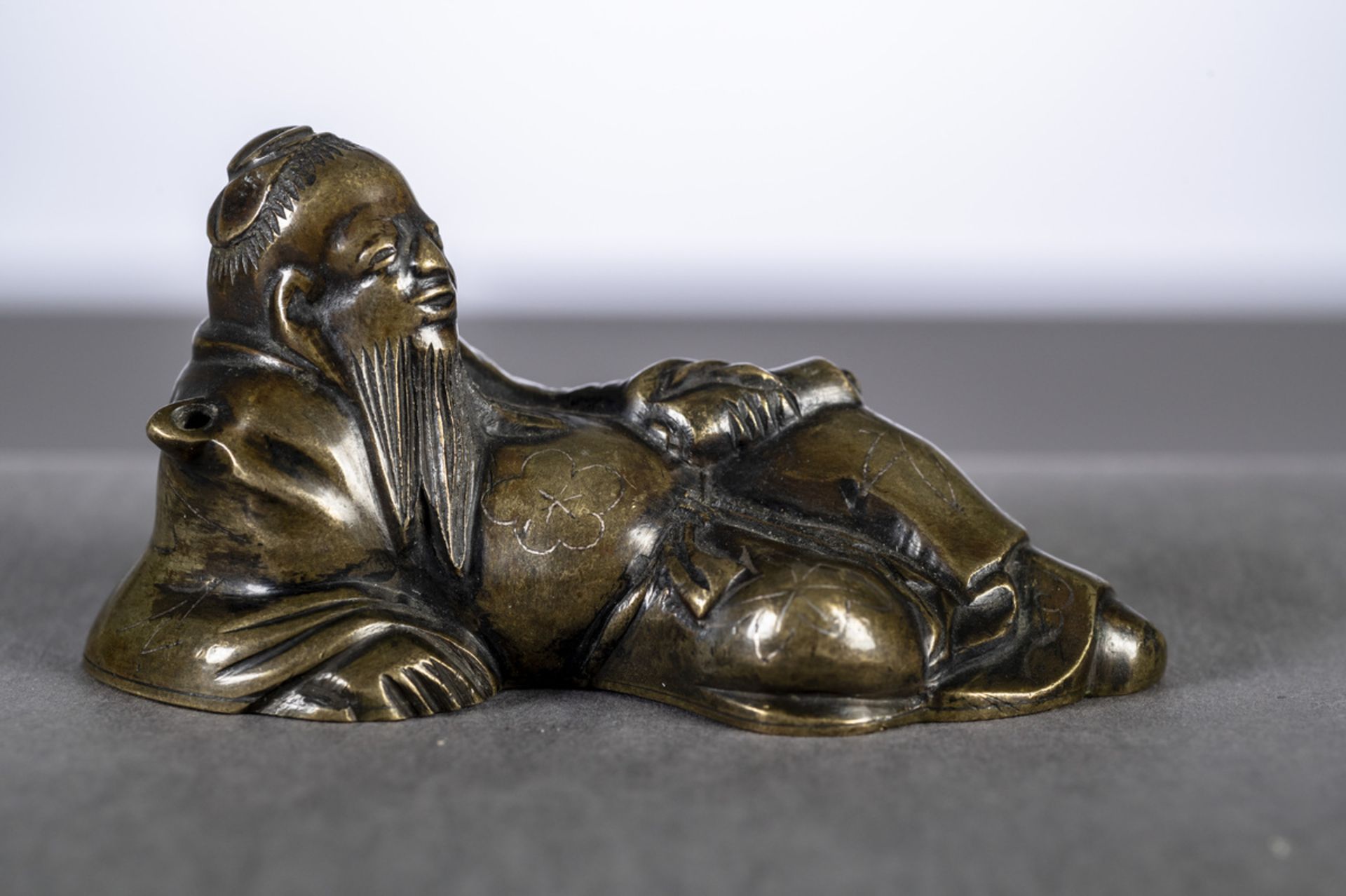 Chinese waterdrop in bronze with silver inlay 'reclining figure' (5x9.5x4cm)
