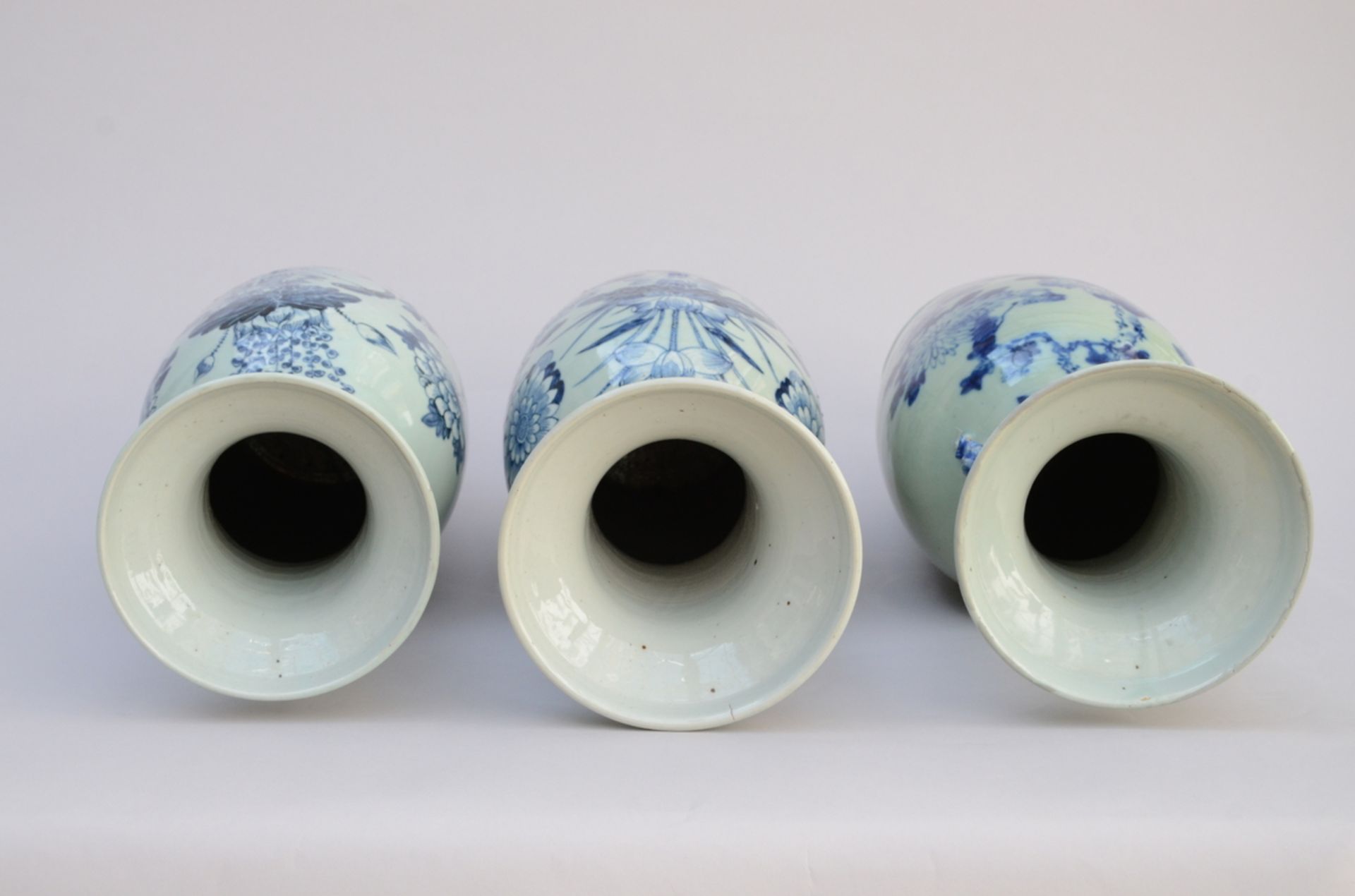 Lot: three vases in Chinese Celadon porcelain (h58cm to 59cm) (*) - Image 3 of 5