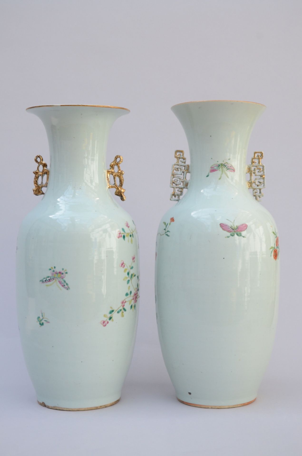 Lot: two vases in Chinese porcelain 'floral decoration' (h57cm and h58cm) (*) - Bild 2 aus 6