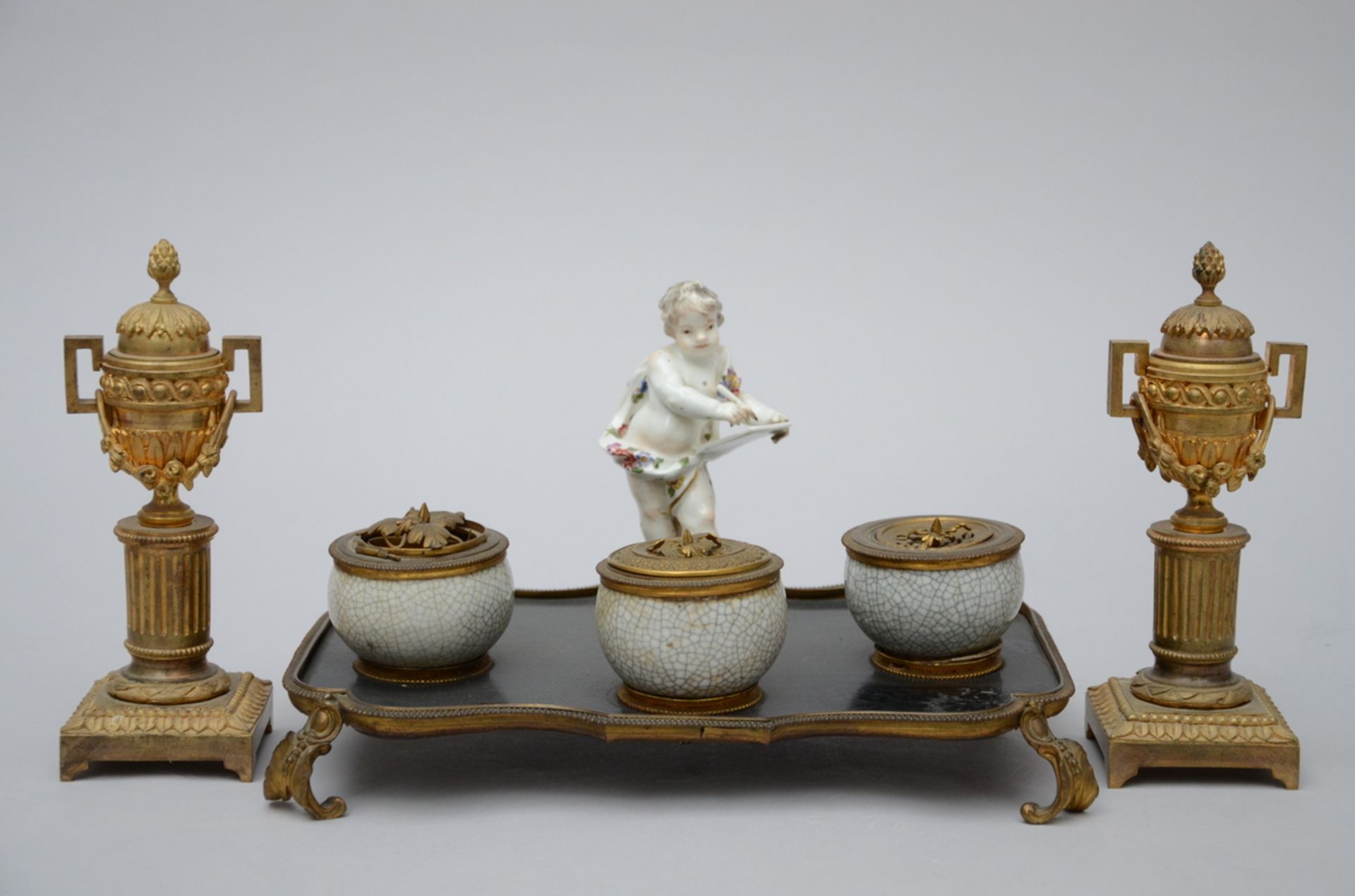 Lot: inkstand in porcelain on a lacquer plate + a pair of bronze candlesticks (15x26x16cm) (