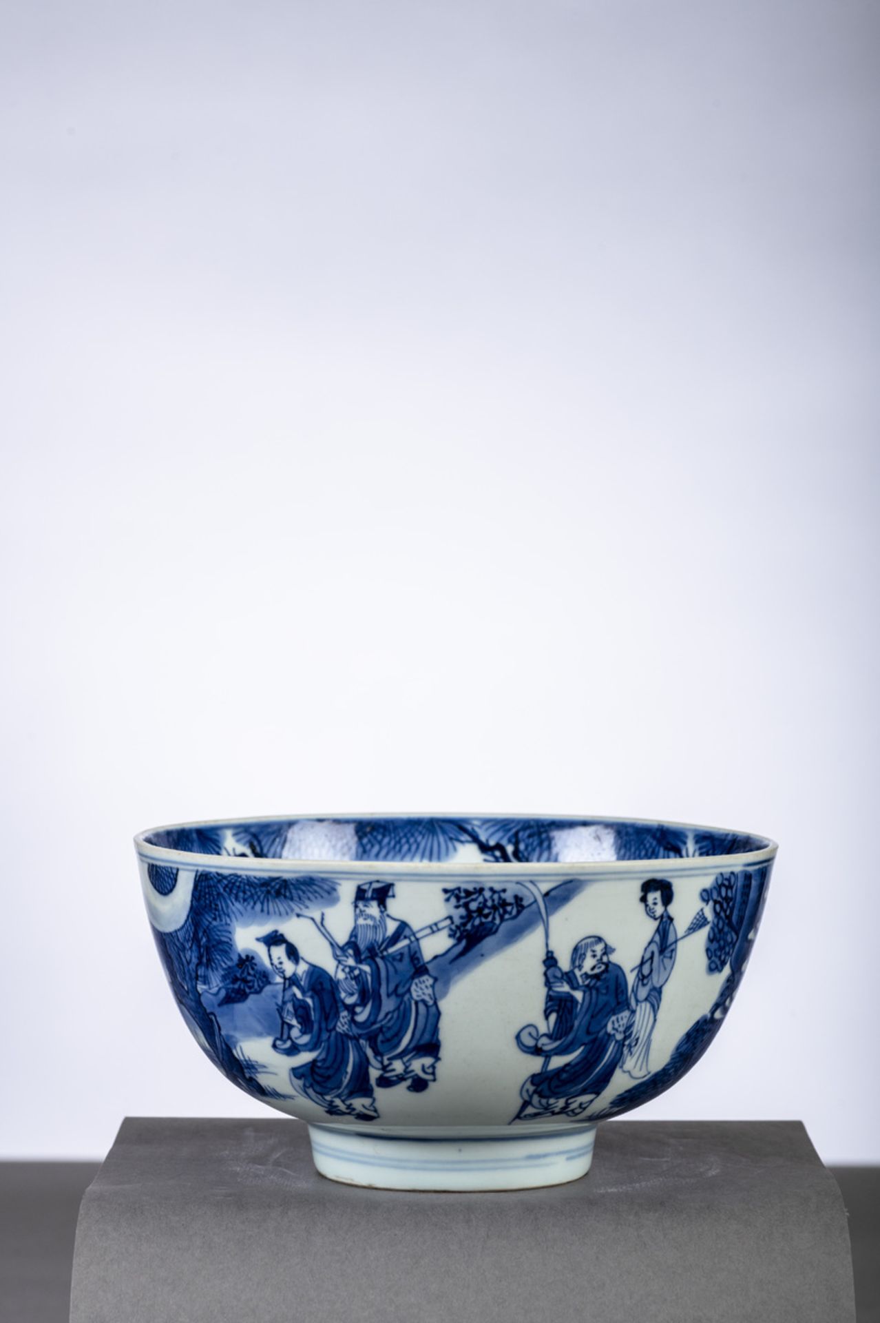 A Chinese bowl in blue and white porcelain 'immortals', marked, 17th century (dia20cm) - Image 2 of 9