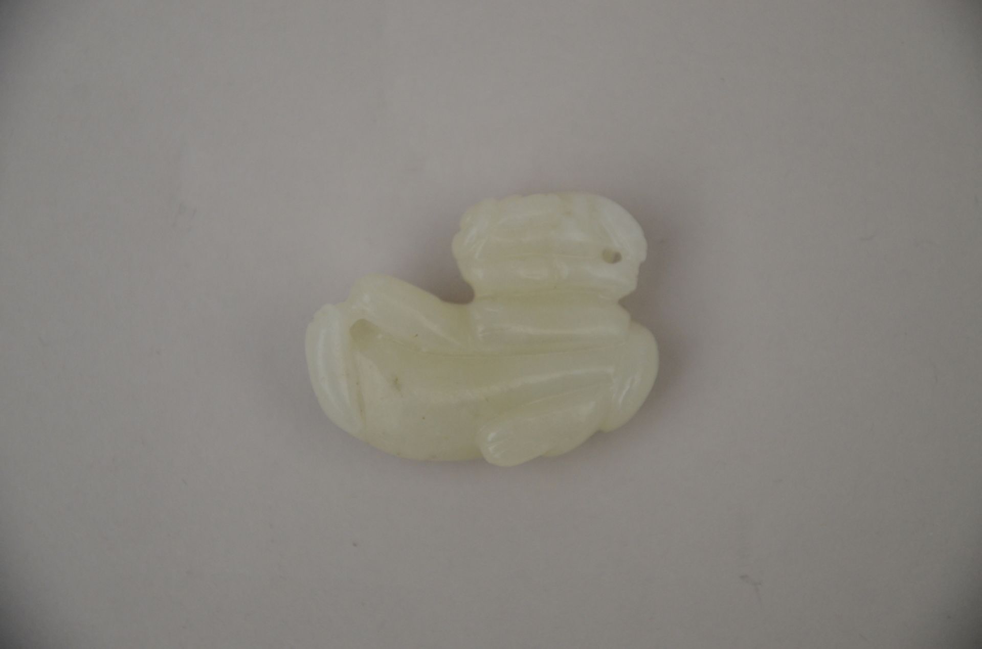 Lot: 2 Chinese sculptures in jade 'tiger with cub' (2x3x4cm) and bi disc (dia 5.5cm) (*) - Image 5 of 5