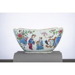 Lobed bowl in Chinese famille rose porcelain 'characters', 19th century (11x24x24cm)