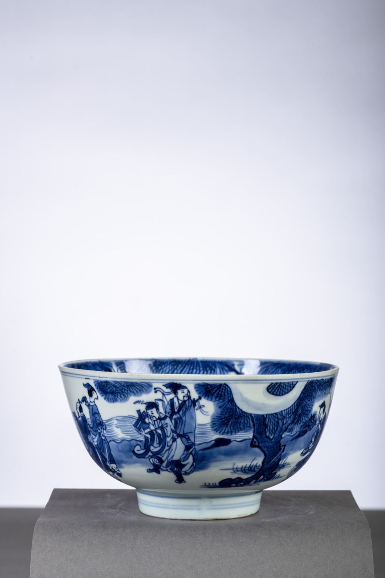 A Chinese bowl in blue and white porcelain 'immortals', marked, 17th century (dia20cm)