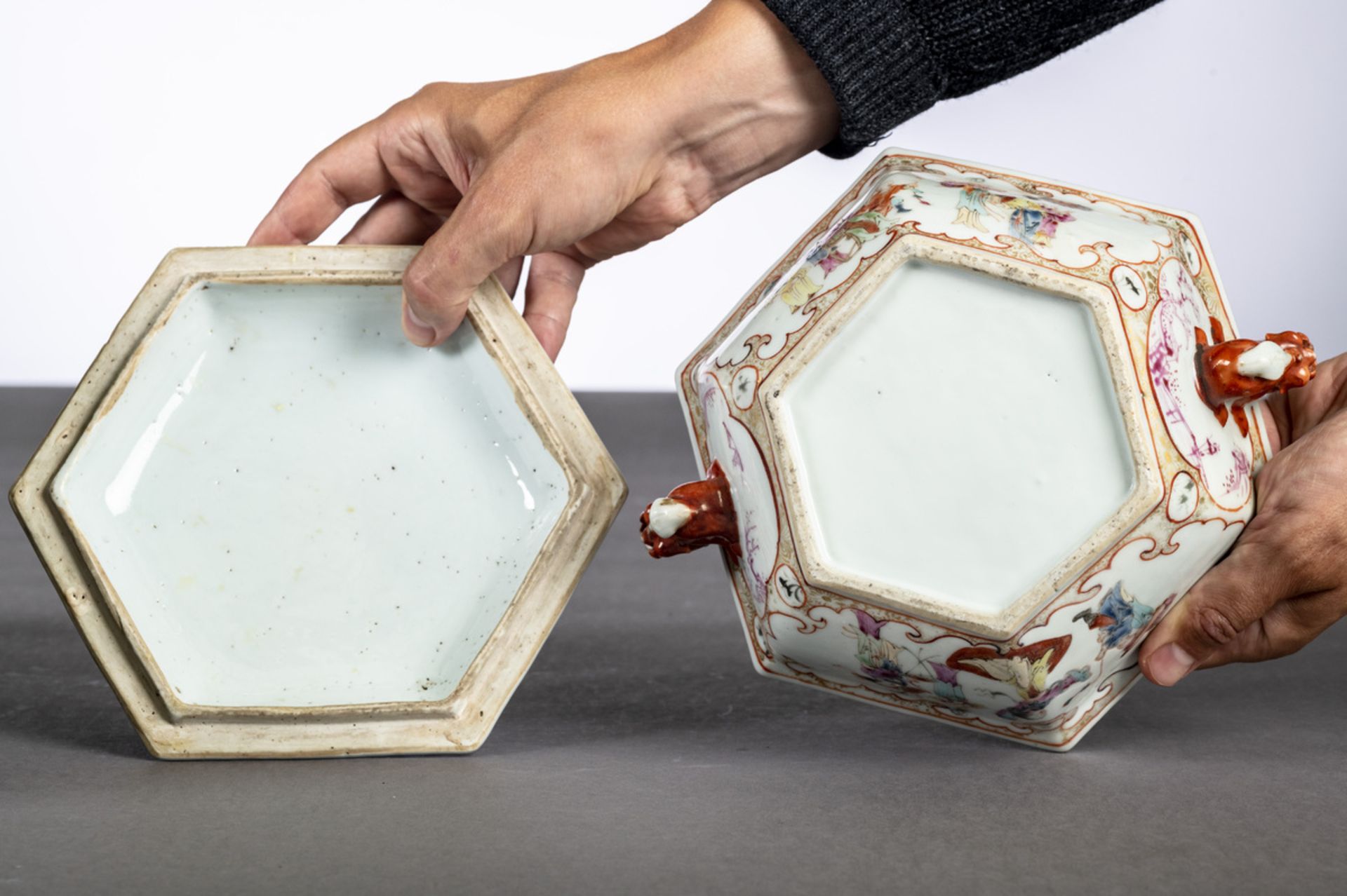 A hexagonal tureen in Chinese Mandarin porcelain, 18th century (h13x20x22cm) (*) - Image 4 of 5