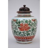 A vase in Chinese wucai porcelain, late Ming dynasty (h17cm) (*)