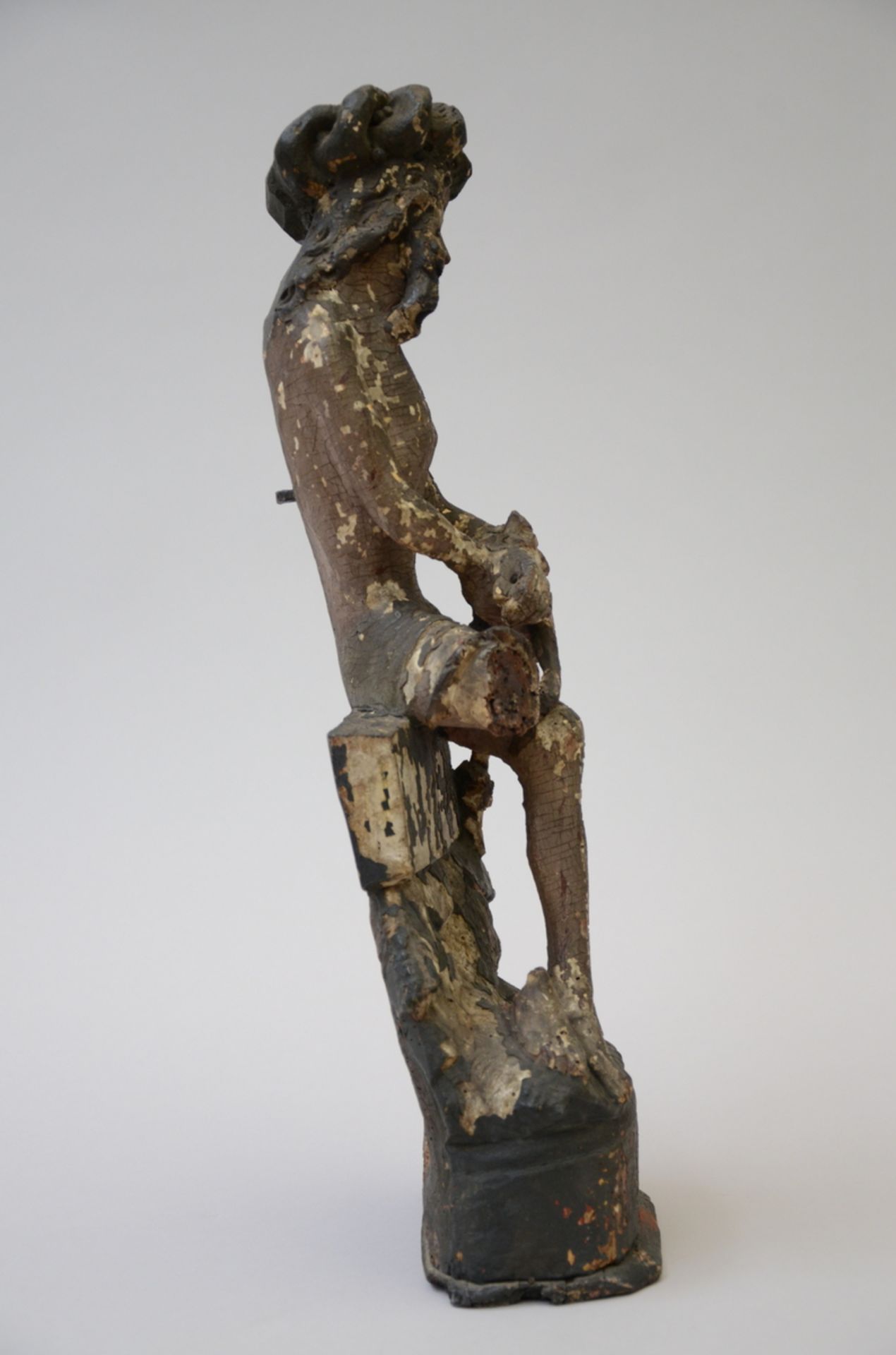 A sculpture in polychrome wood 'Christ on the cold stone' (h45cm) (*) - Image 3 of 4