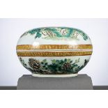 Lidded jar in Chinese porcelain 'birds and flowers', marked (17x26cm)