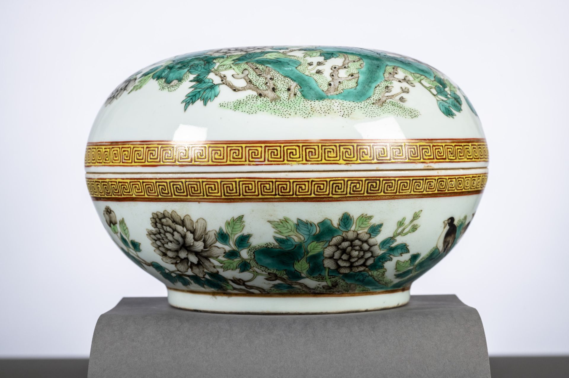 Lidded jar in Chinese porcelain 'birds and flowers', marked (17x26cm)