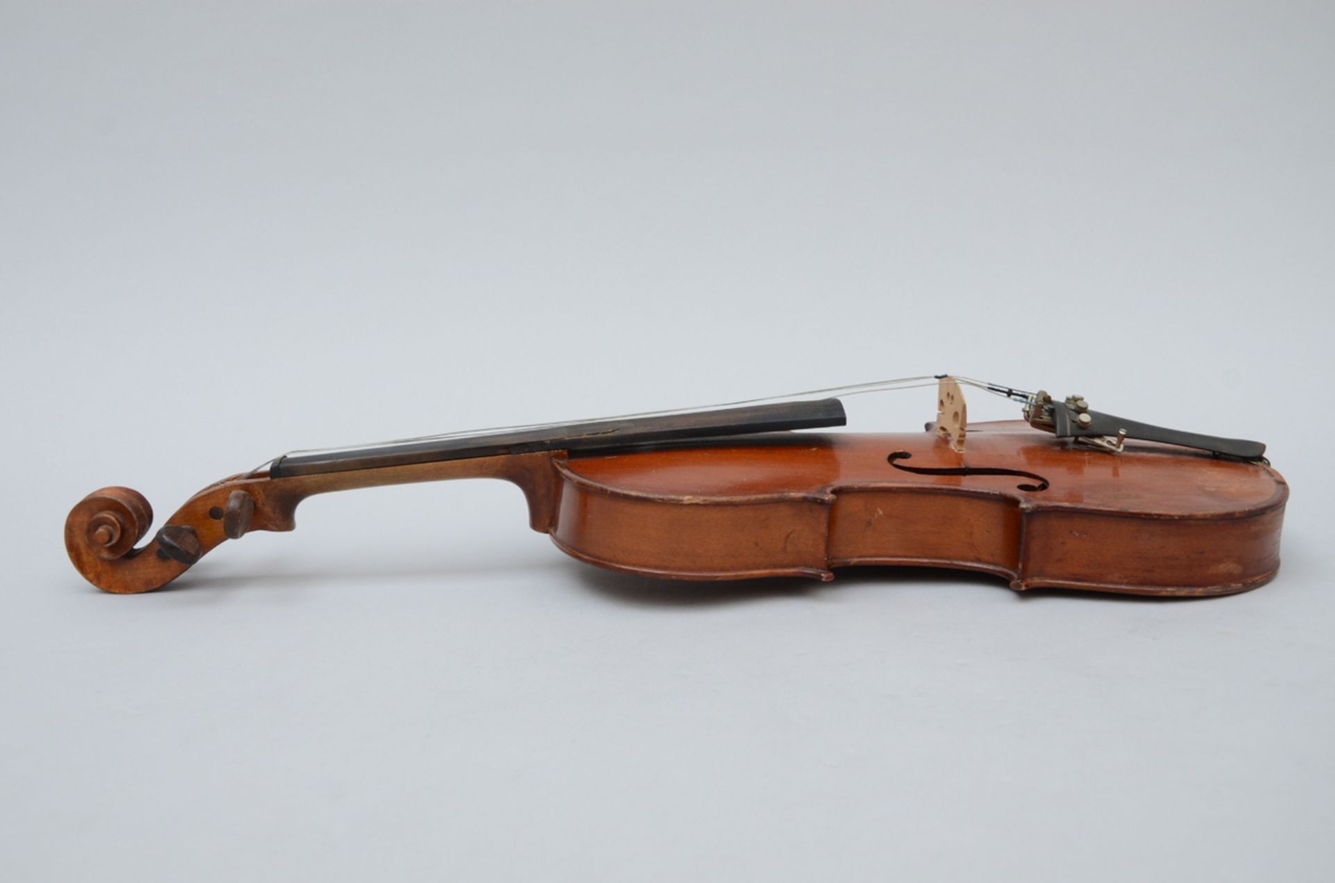 Violin with bow in case (36cm) (*) - Image 4 of 7