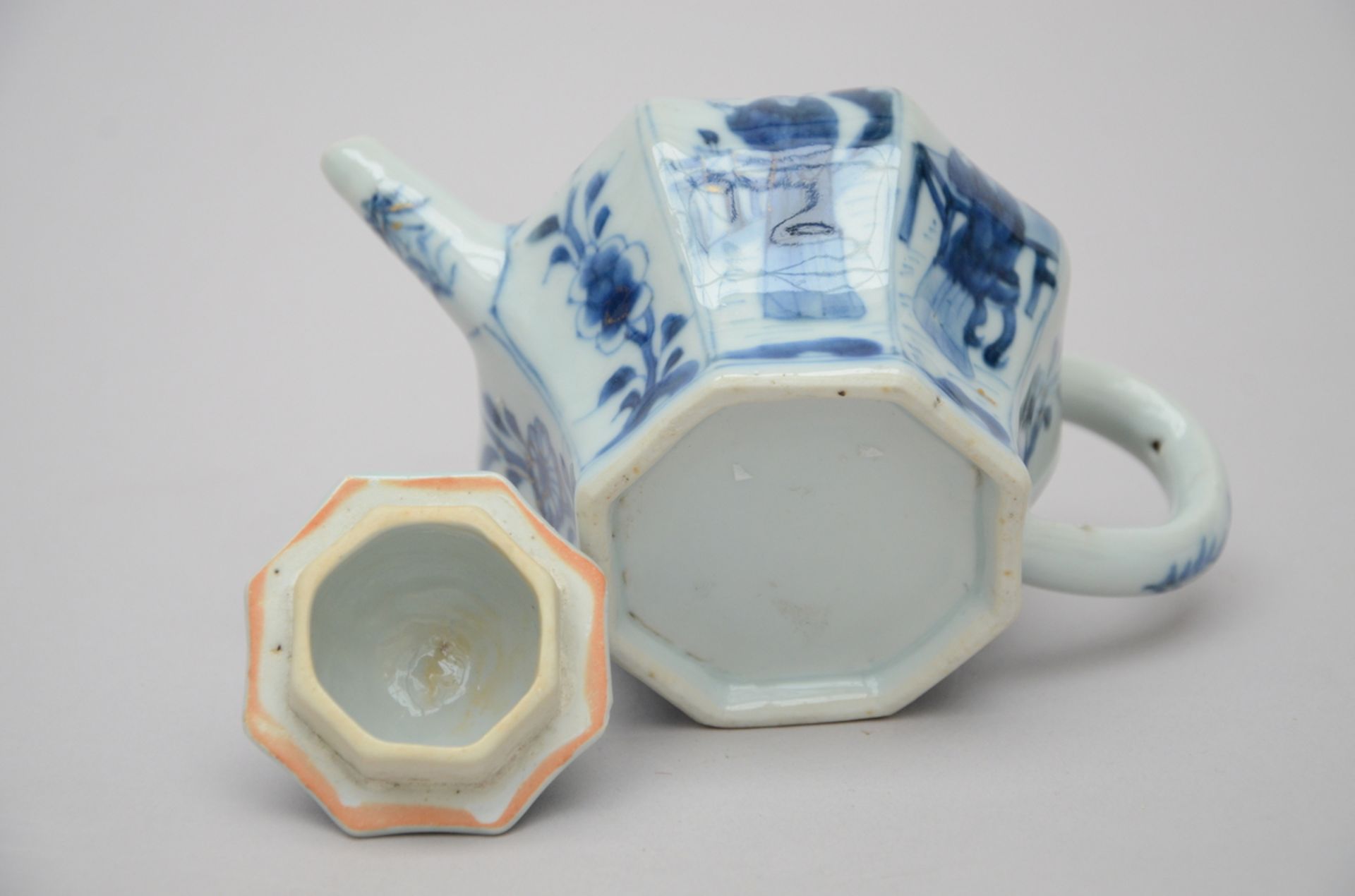 A Chinese octagonal teapot in porcelain 'long elizas', Kangxi period (h11cm) (*) - Bild 4 aus 5