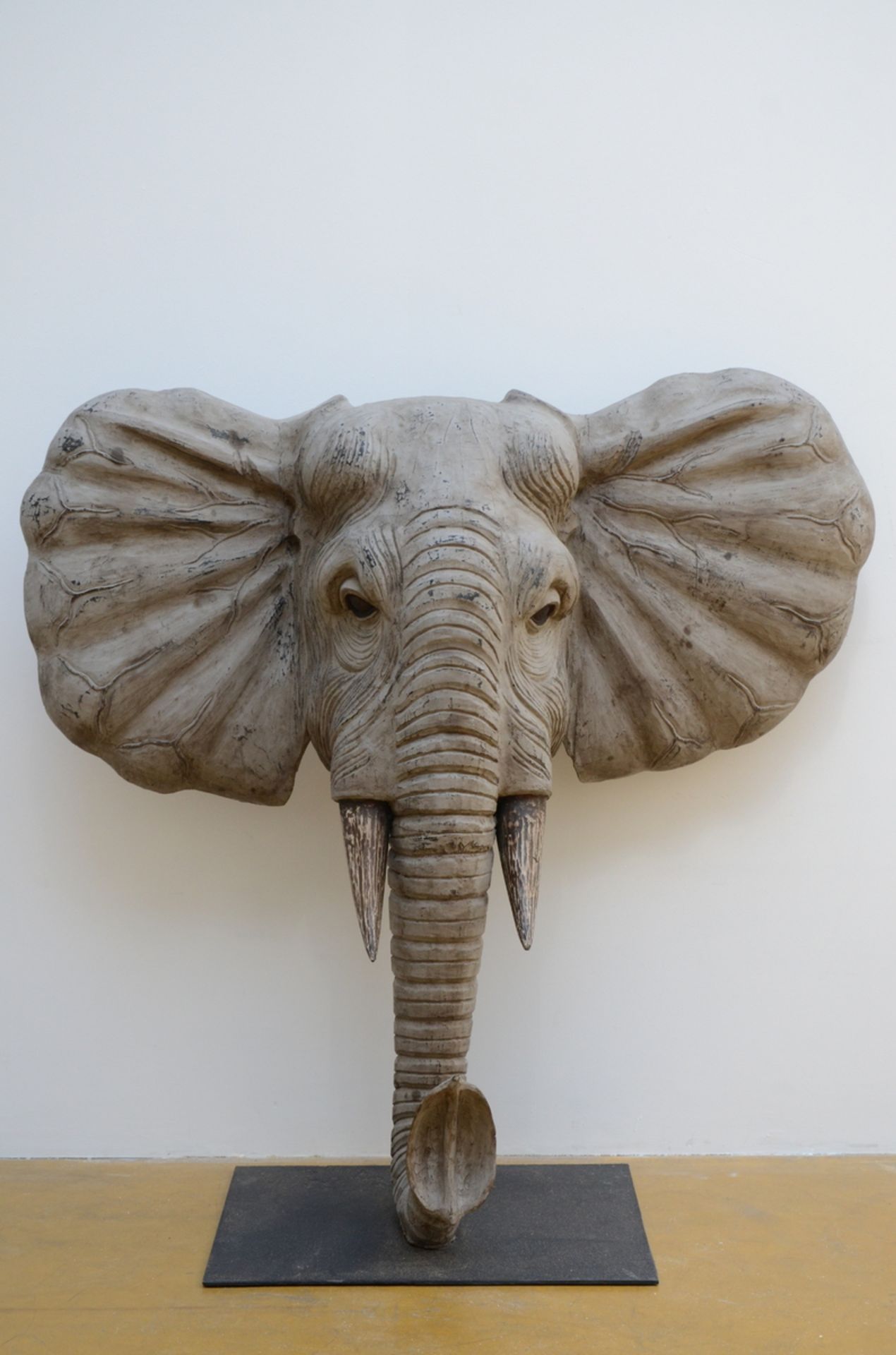 Sculpture of an elephant in wood, modern (99x104x40cm)