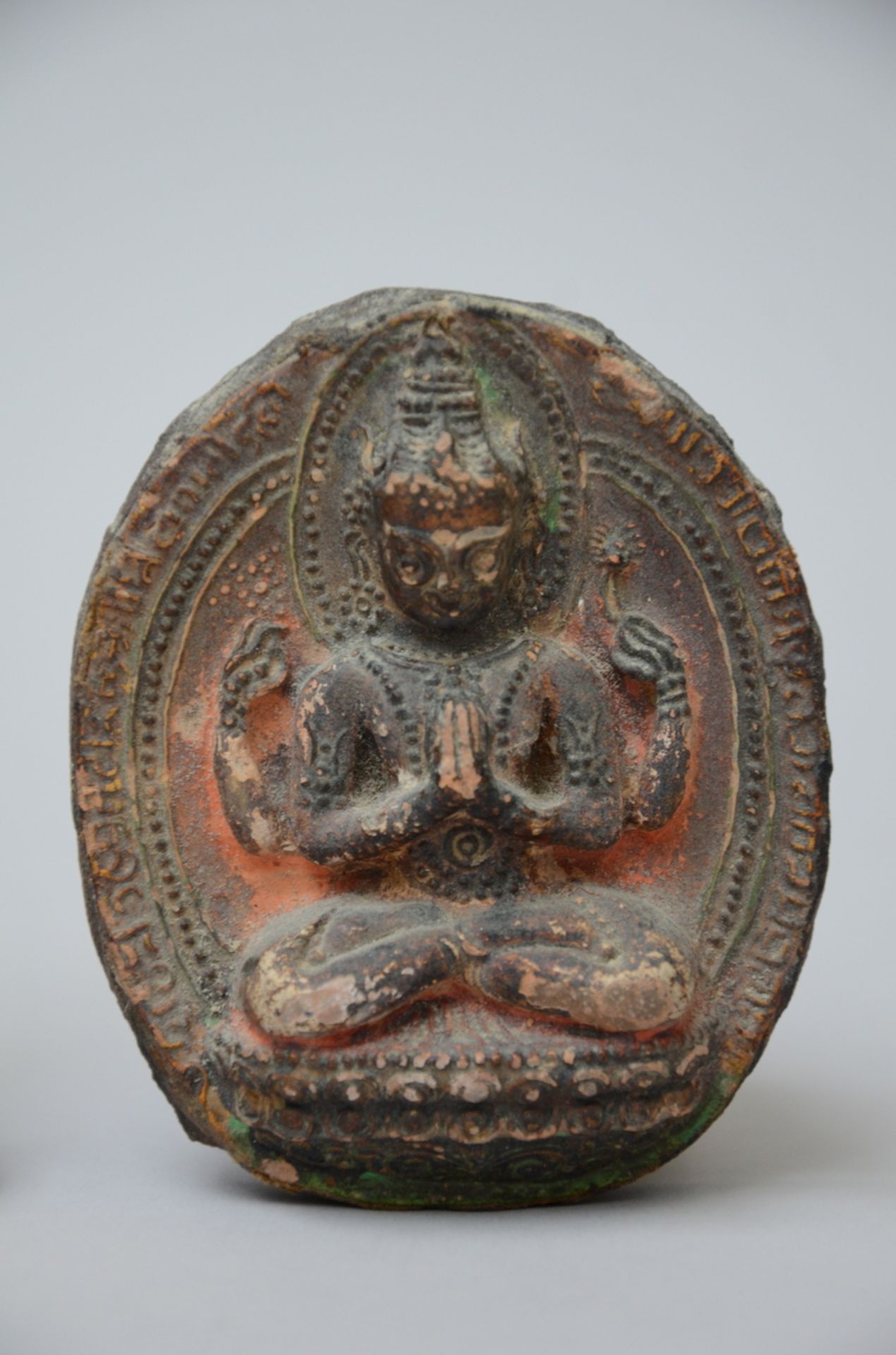 Lot: Tibetan clay sculpture 'Milarepa' (h9.5cm) + a tsatsa plaque (9x7.5cm) - Bild 2 aus 5