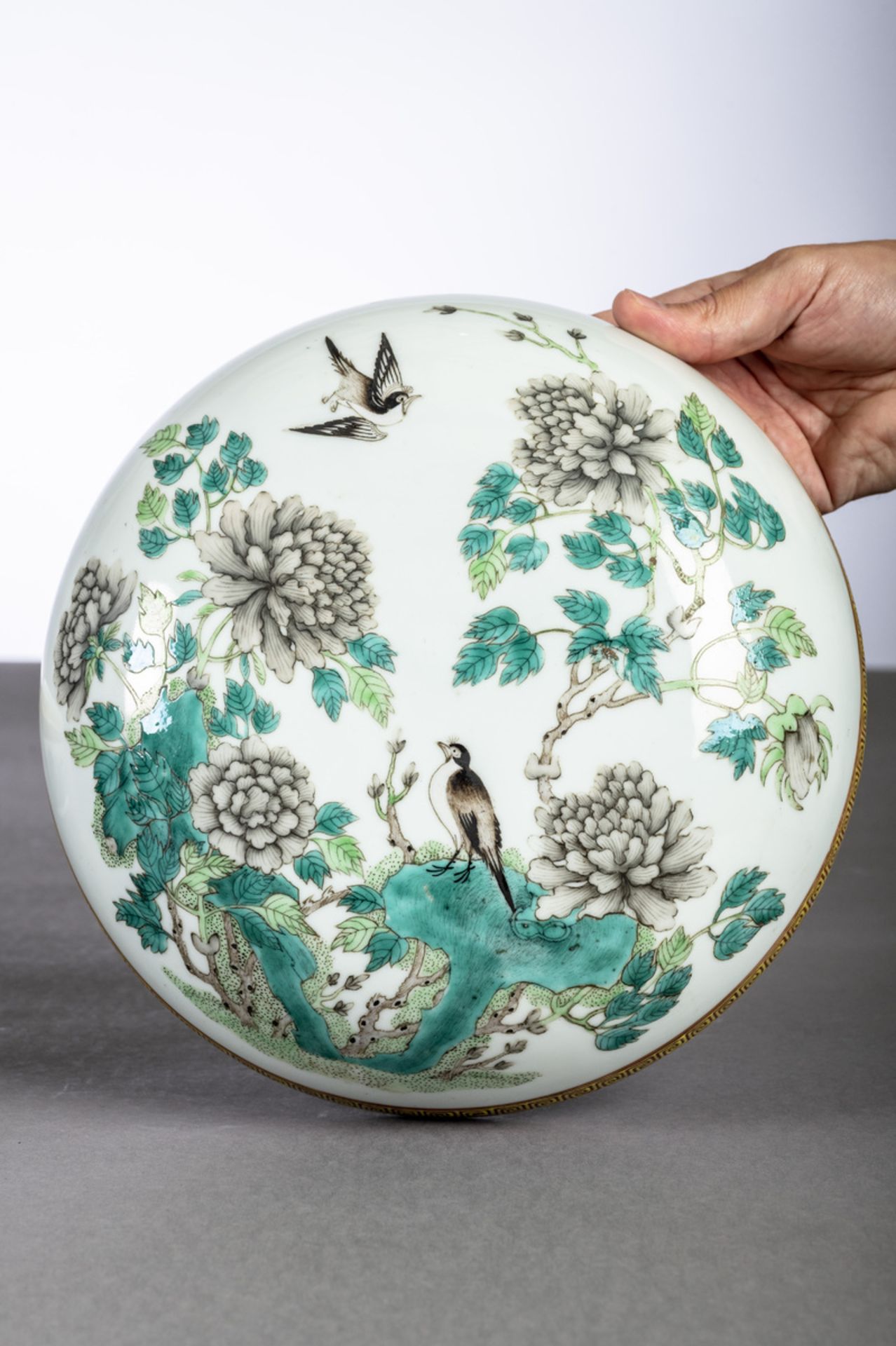 Lidded jar in Chinese porcelain 'birds and flowers', marked (17x26cm) - Bild 2 aus 4