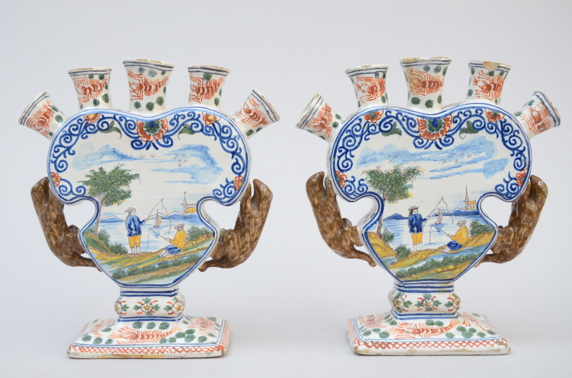 A pair of polychrome tulip vases in faience (21x19x7cm) (*)