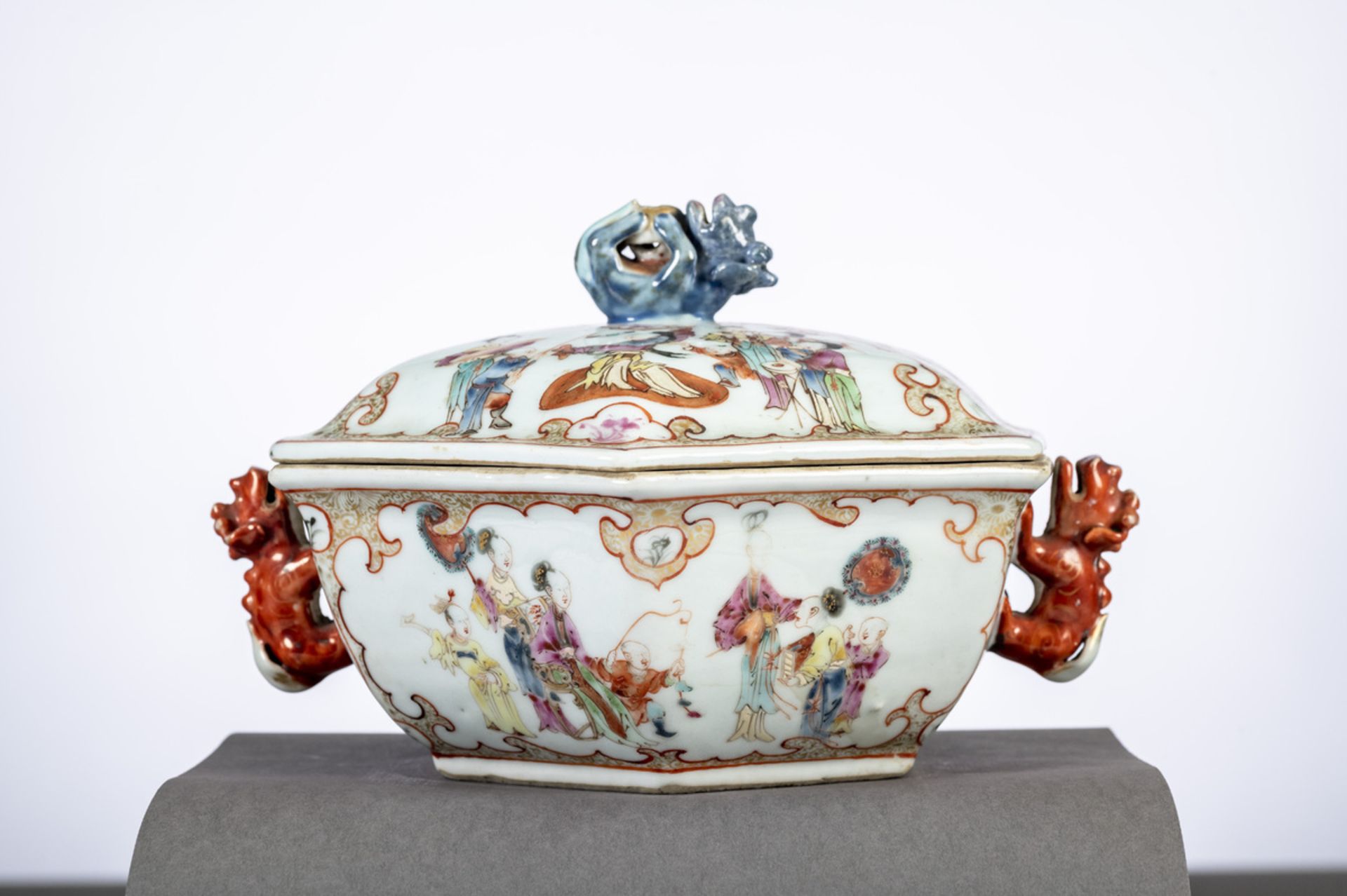A hexagonal tureen in Chinese Mandarin porcelain, 18th century (h13x20x22cm) (*)