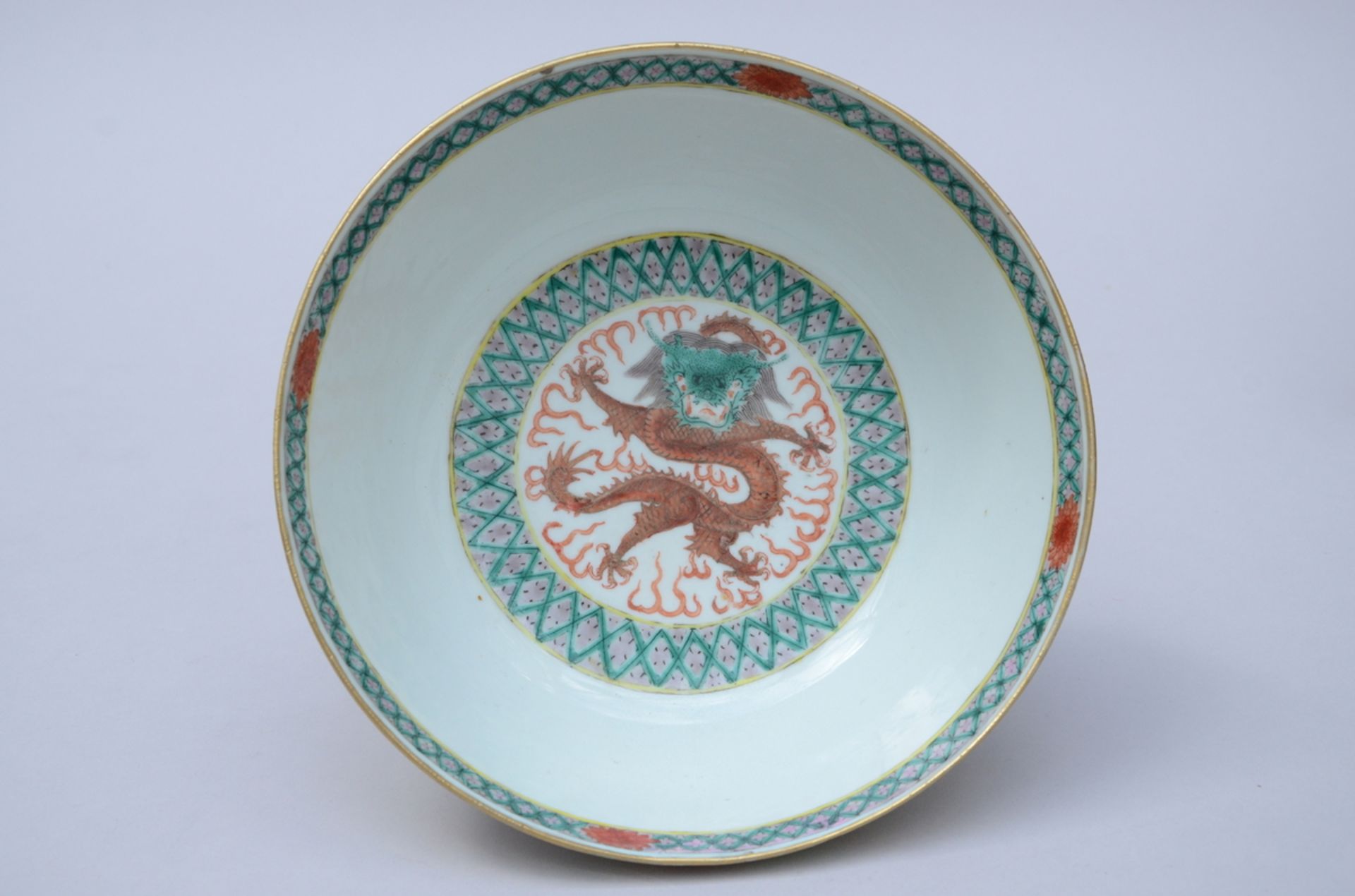 A bowl in Chinese porcelain 'dragons', mark (9x22cm) (*) - Bild 4 aus 7