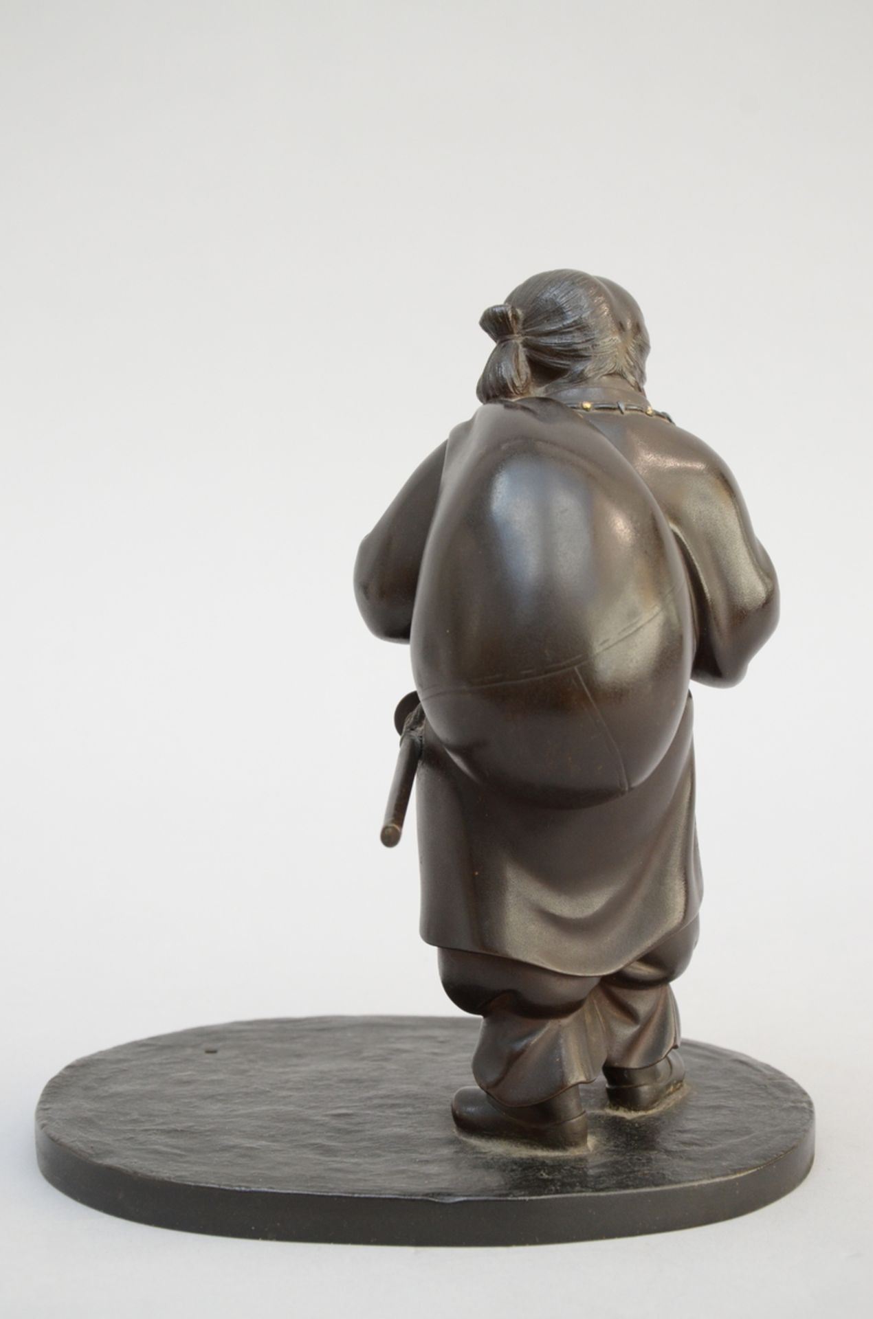 Japanese bronze sculpture 'traveler', signed (h22.5cm)(*) - Image 2 of 5