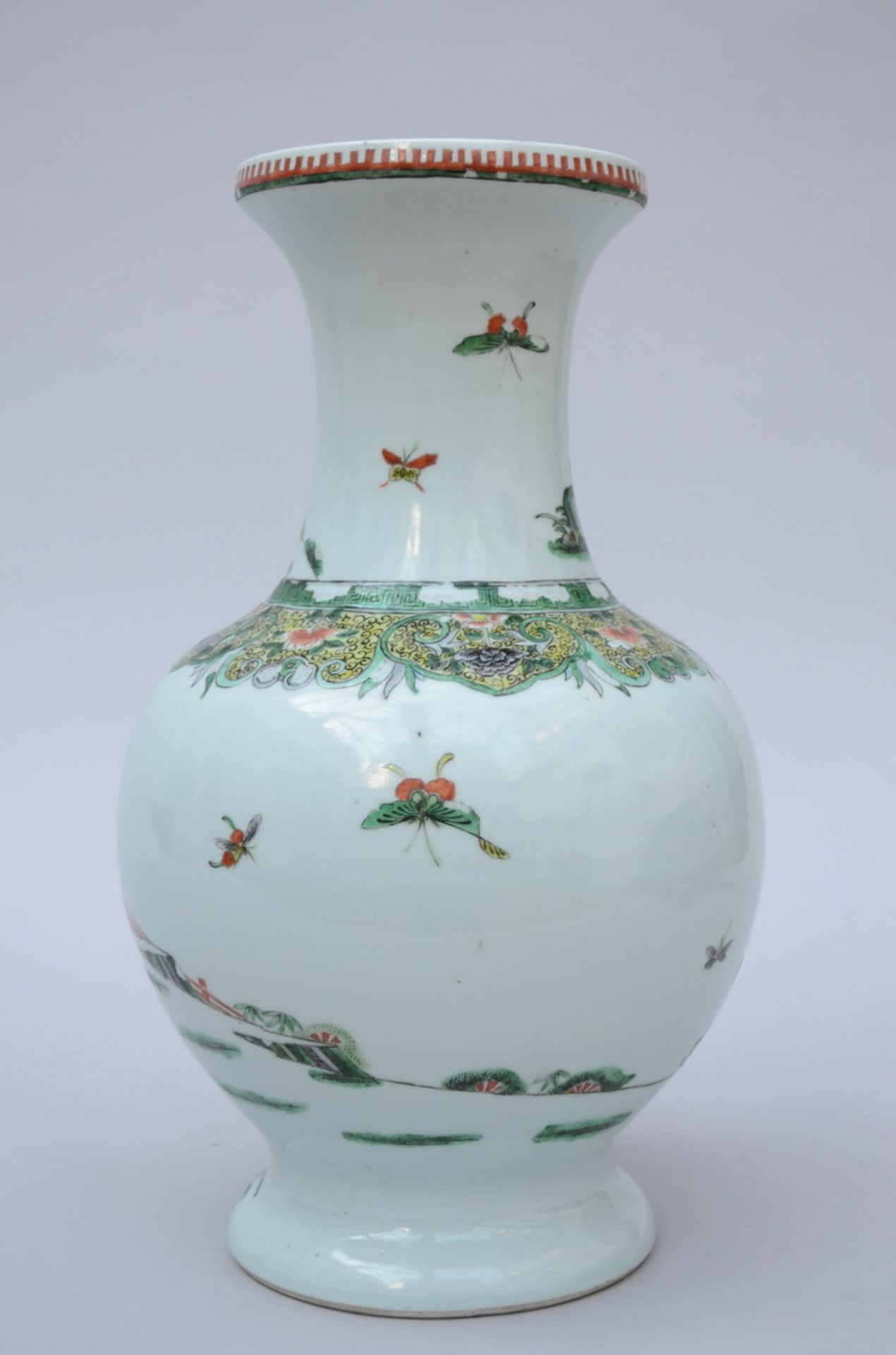 A Chinese famille verte porcelain vase 'playing children and rams', marked (h41.5cm) (*) - Bild 3 aus 7