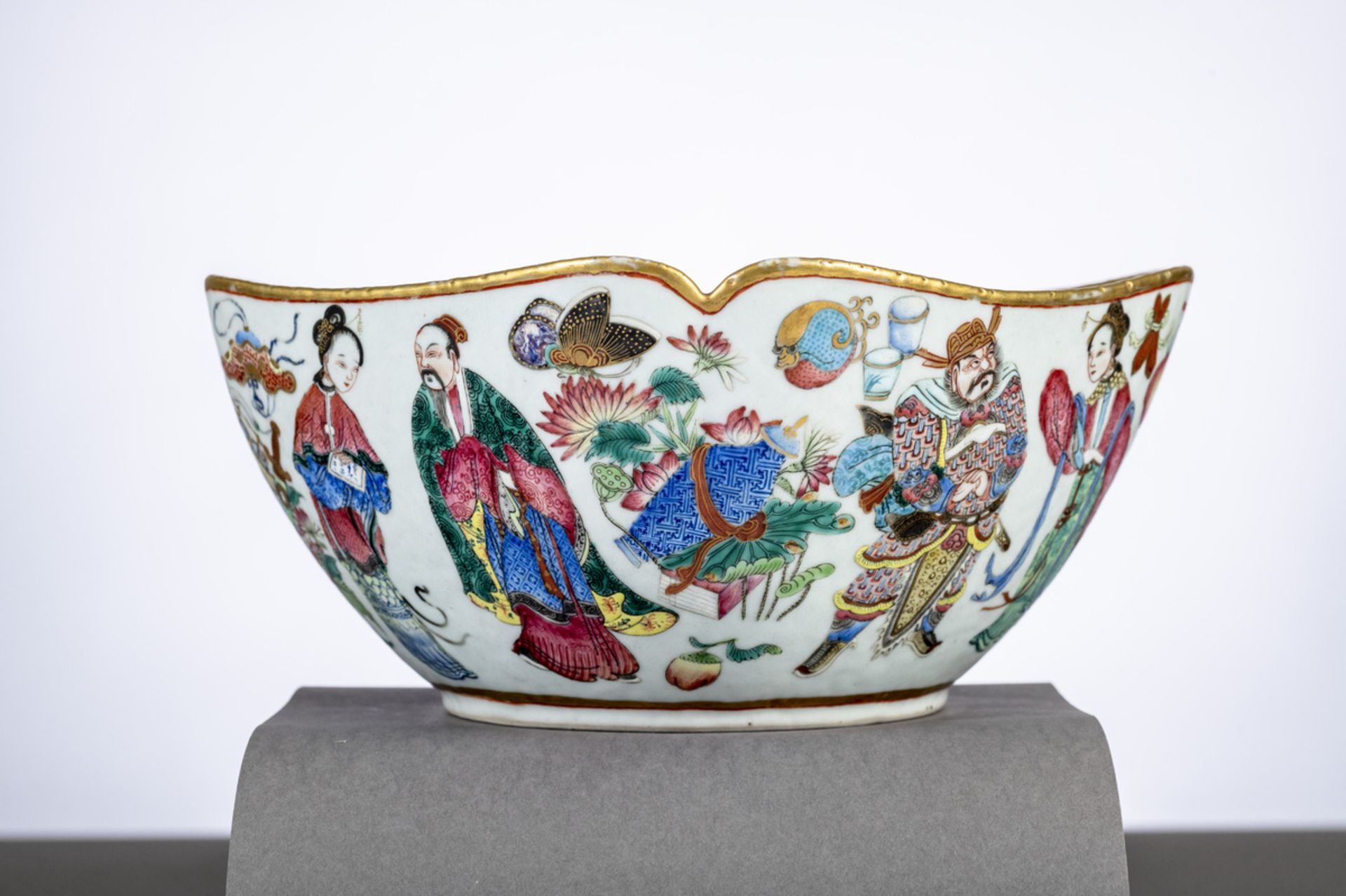Lobed bowl in Chinese famille rose porcelain with gold rims 'characters', 19th century (11x24x24cm) - Image 2 of 5