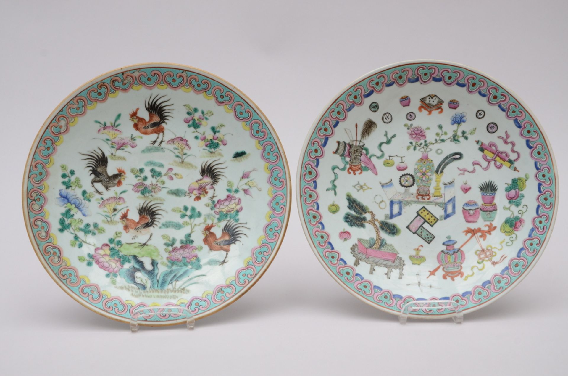Two dishes in Chinese famille rose porcelain (dia34 and dia34.5cm)