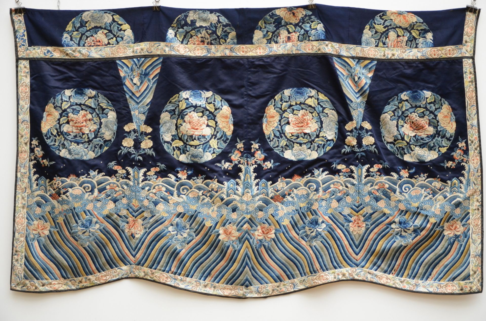 Chinese fragment in embroidered silk (180x109cm)