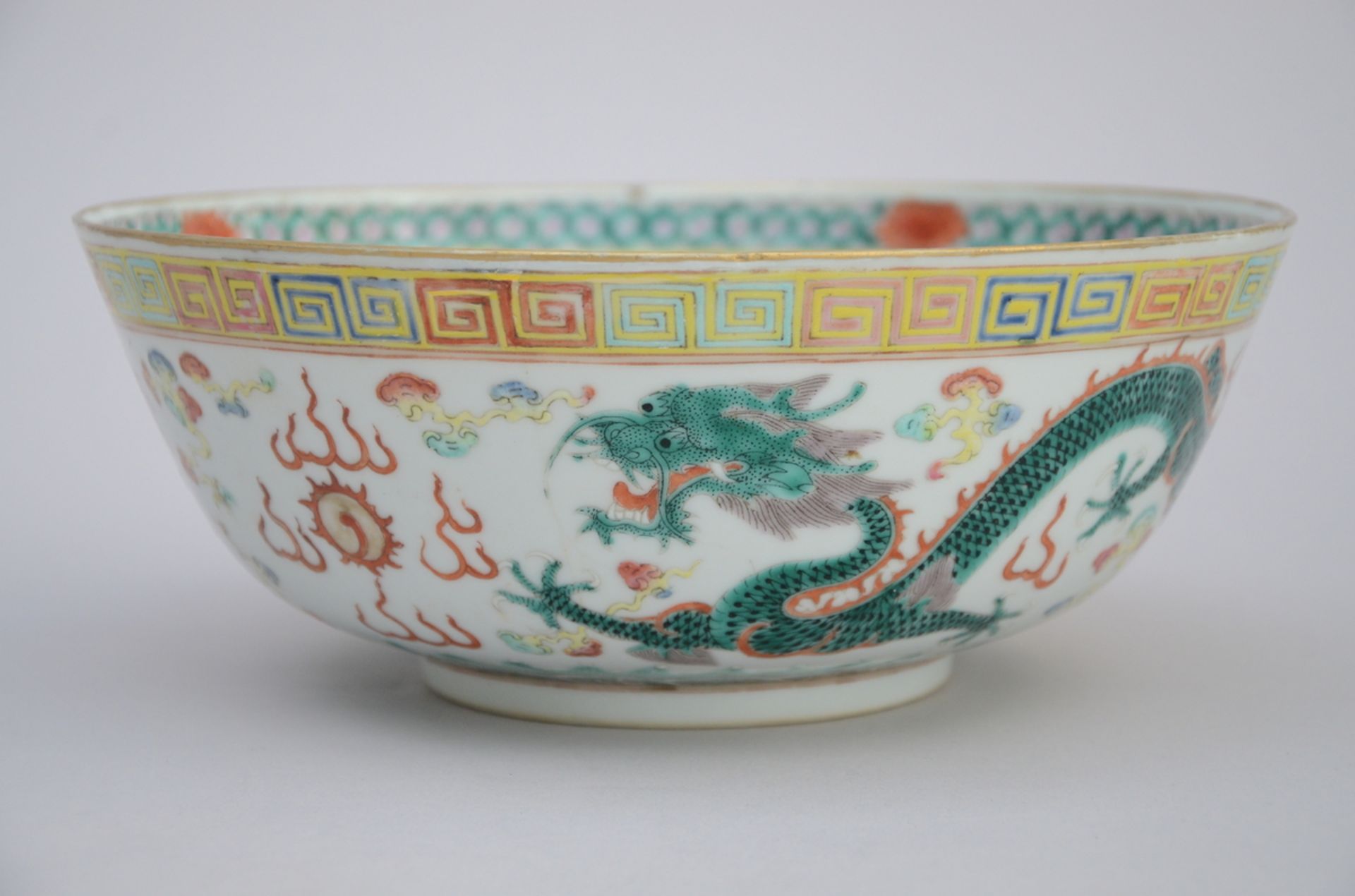 A bowl in Chinese porcelain 'dragons', mark (9x22cm) (*) - Bild 2 aus 7