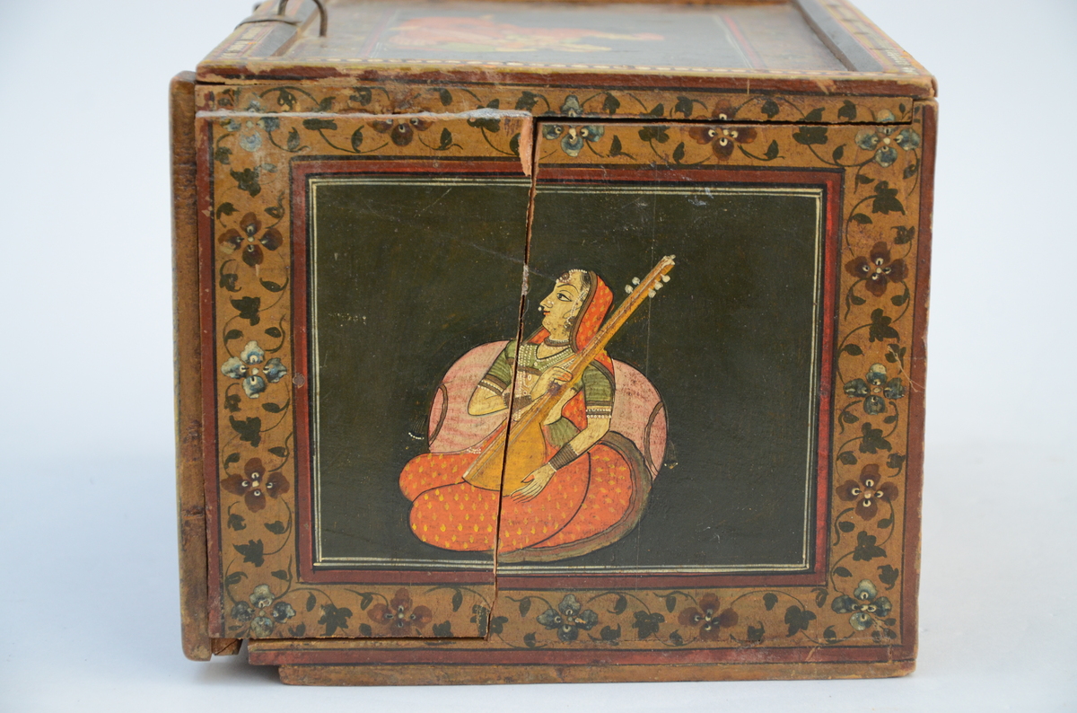 An Indian cabinet with romantic scenes (19x19x22cm) (*) - Image 4 of 6