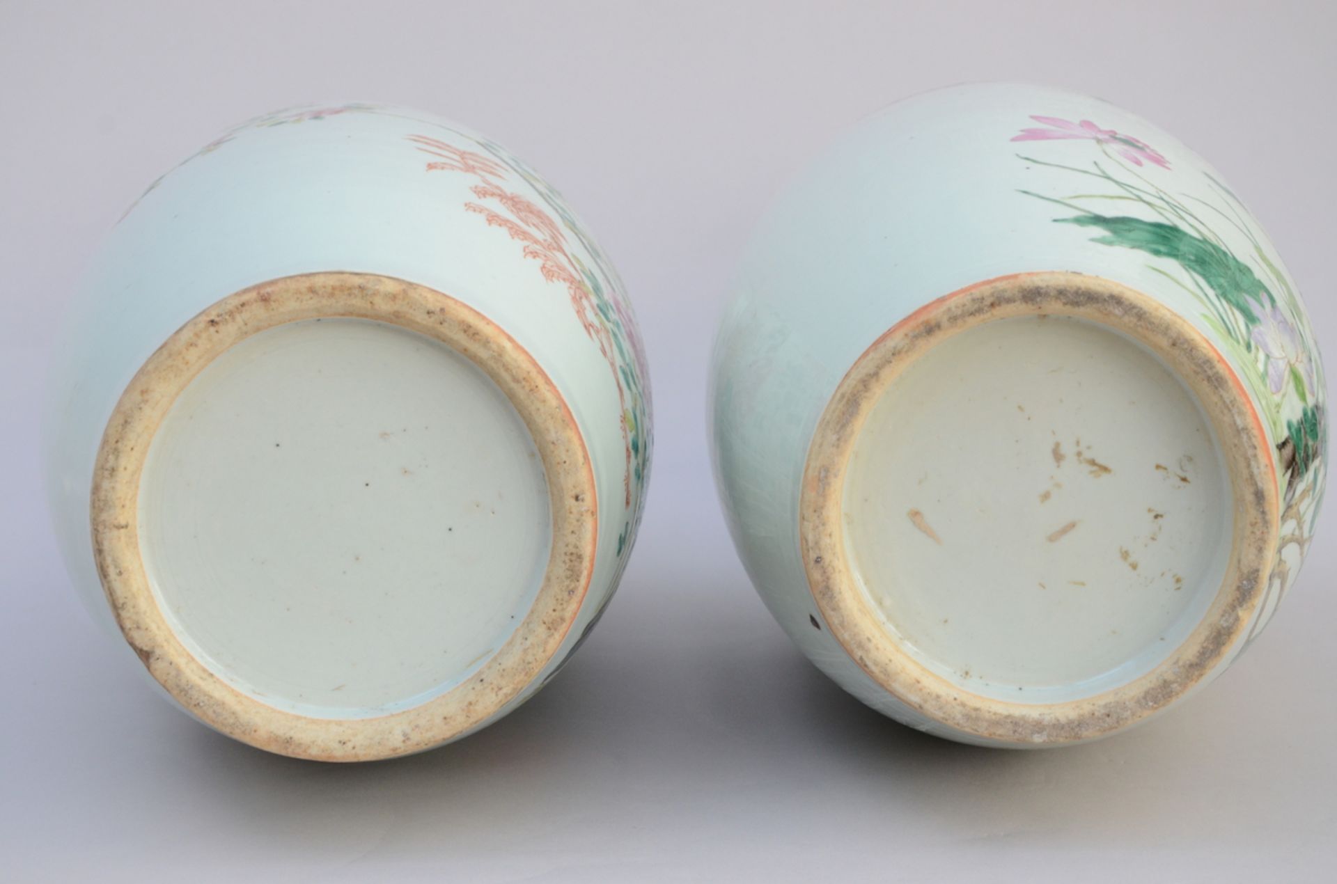 Lot: two vases in Chinese porcelain 'floral decoration' (h57cm and h58cm) (*) - Bild 4 aus 6