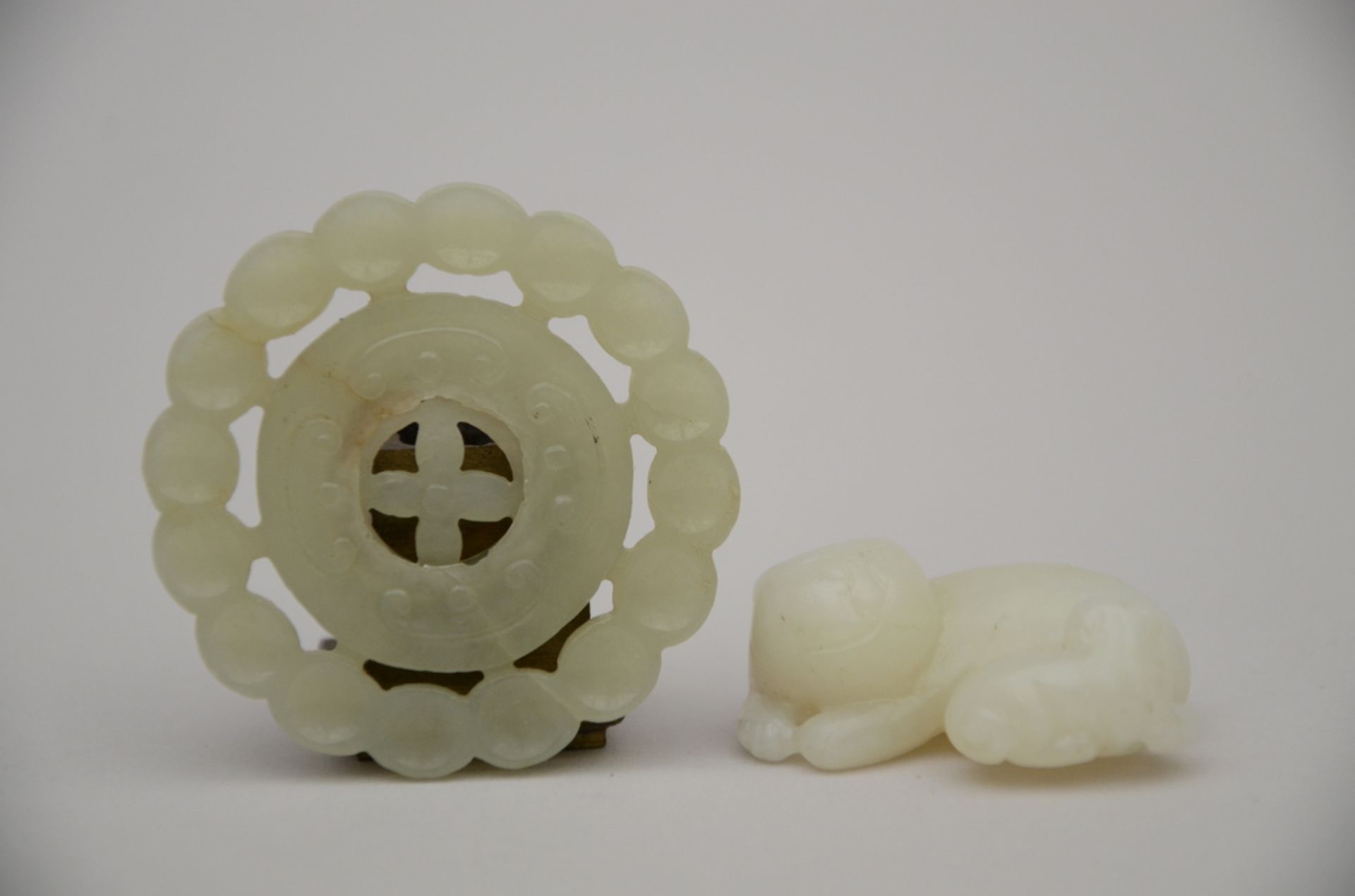 Lot: 2 Chinese sculptures in jade 'tiger with cub' (2x3x4cm) and bi disc (dia 5.5cm) (*)
