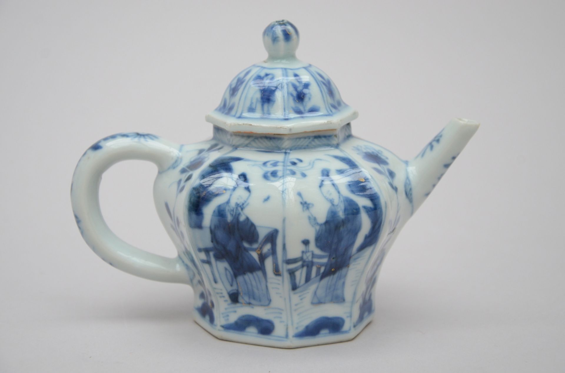 A Chinese octagonal teapot in porcelain 'long elizas', Kangxi period (h11cm) (*)
