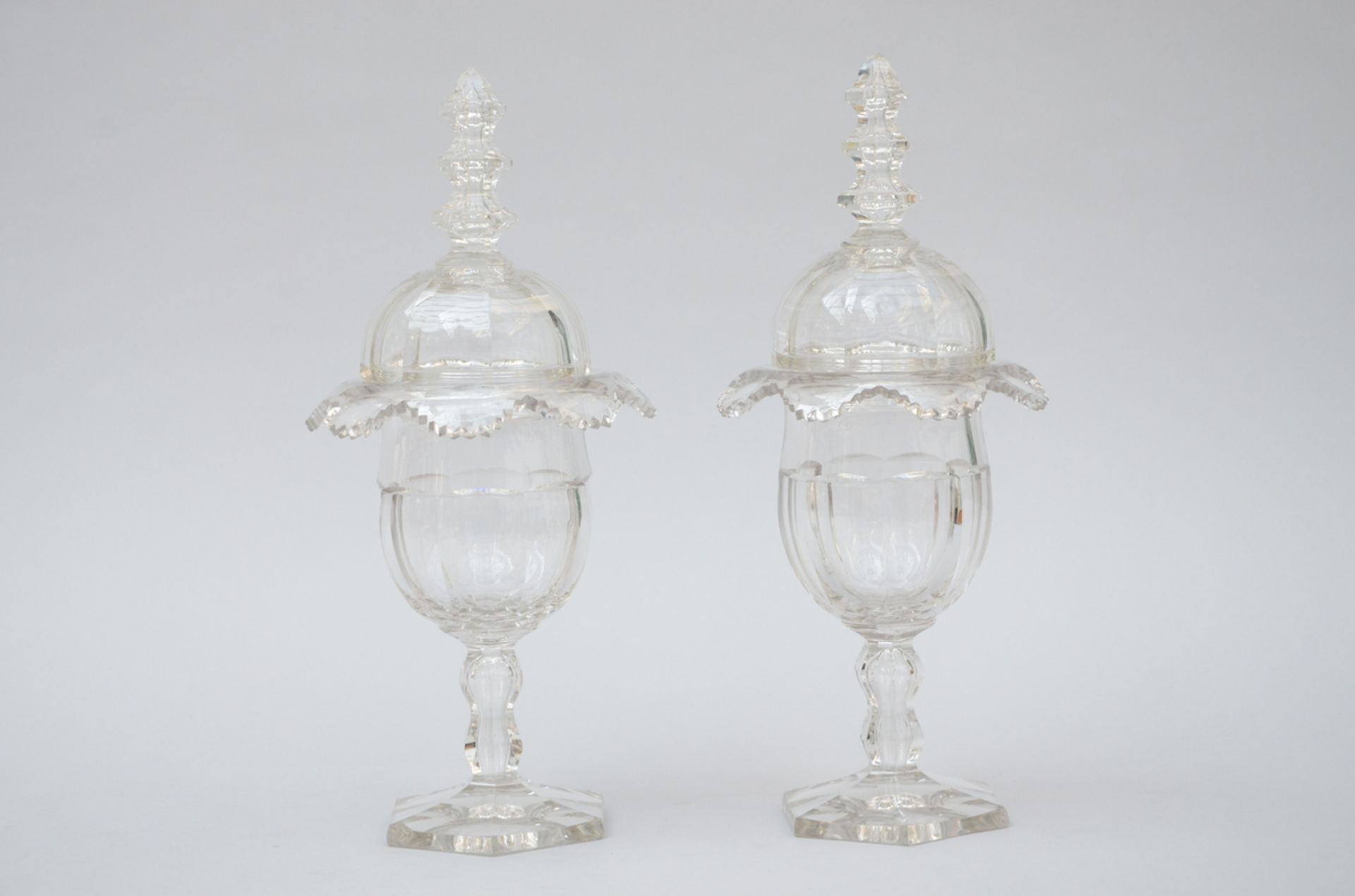 A pair of crystal lidded vases, Louis-Philippe (h37cm) (*)